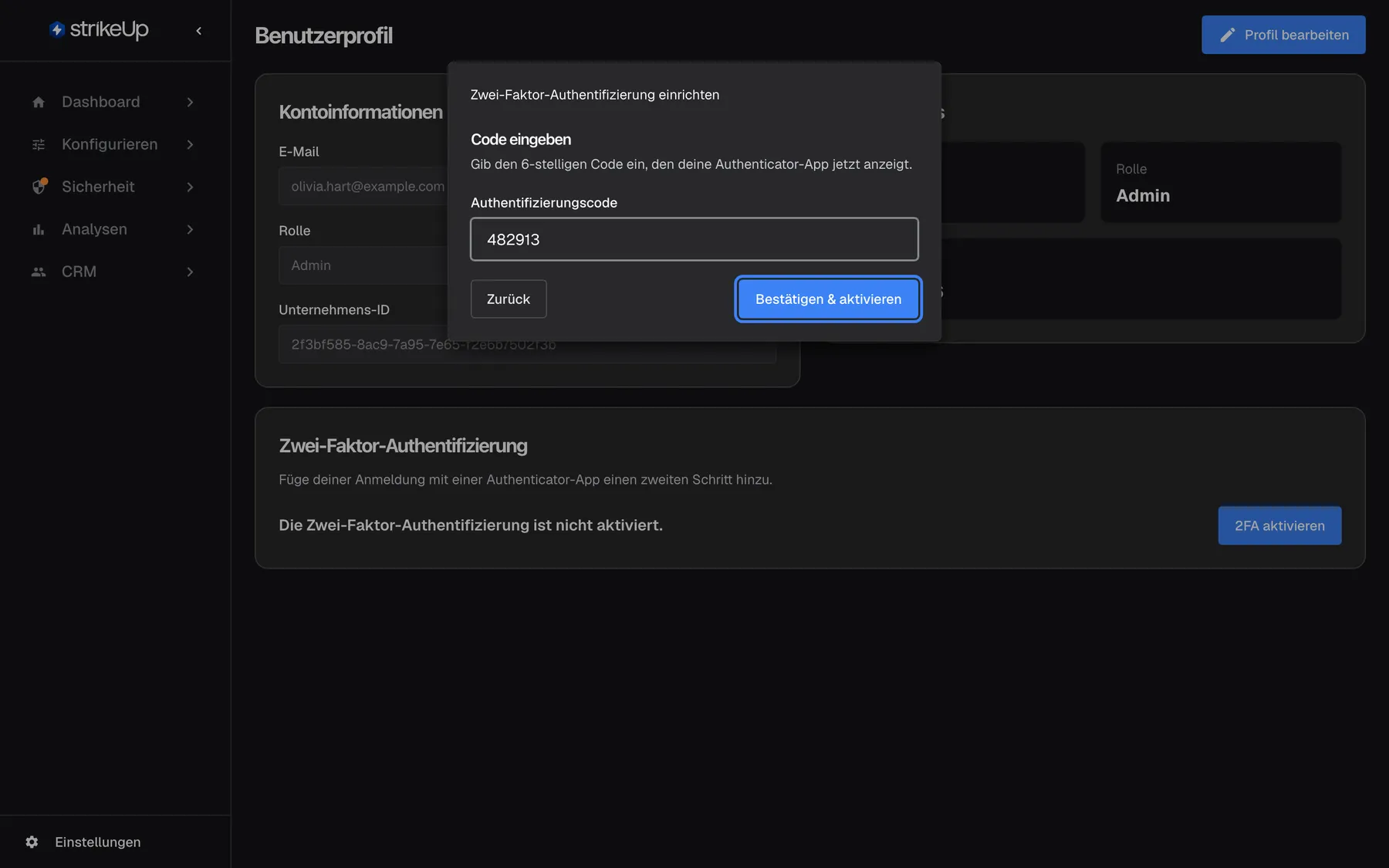 Der zweite Schritt des Dialogs „Zwei-Faktor-Authentifizierung einrichten“ mit dem Titel „Code eingeben“ und dem Hinweis „Gib den 6-stelligen Code ein, den deine Authenticator-App jetzt anzeigt.“. Das Feld „Authentifizierungscode“ enthält „482913“. Unten führt „Zurück“ zum QR-Code zurück; rechts ist die blaue Schaltfläche „Bestätigen & aktivieren“ hervorgehoben, die den Code prüft und die Zwei-Faktor-Authentifizierung einschaltet. Ab dann fragt jede Anmeldung nach einem Code. Die Profilseite bleibt hinter dem Dialog abgedunkelt.