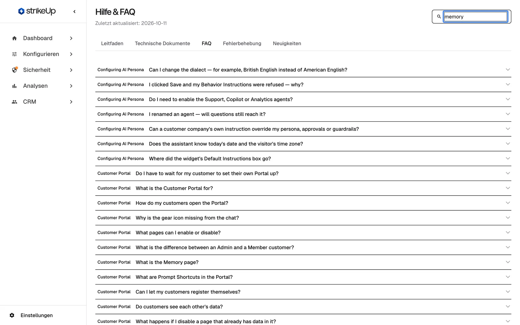 Die Registerkarte „FAQ“ in „Hilfe & FAQ“; in das hervorgehobene Suchfeld oben rechts ist „memory“ eingegeben. Links steht vor jeder Frage ihr Thema. Die Liste zeigt jetzt die Fragen aller Themen, die das Wort enthalten, etwa „Configuring AI Persona“ und „Customer Portal“ mit „What is the Memory page?“ und „What is the difference between an Admin and a Member customer?“. Die Inhalte sind englisch, suchen Sie daher mit englischen Begriffen.