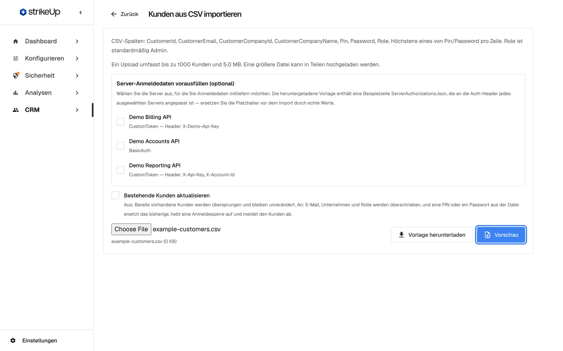 Schritt 3: die Seite „Kunden aus CSV importieren“, geöffnet über „Aus CSV importieren“ auf der Kundenseite. Die Einleitung nennt die Spalten und Admin als Standardrolle. Die Datei example-customers.csv ist ausgewählt, die hervorgehobene Schaltfläche „Vorschau“ ist jetzt aktiv; sie prüft jede Zeile, ohne zu speichern. Daneben liefert „Vorlage herunterladen“ eine Datei mit allen unterstützten Spalten.