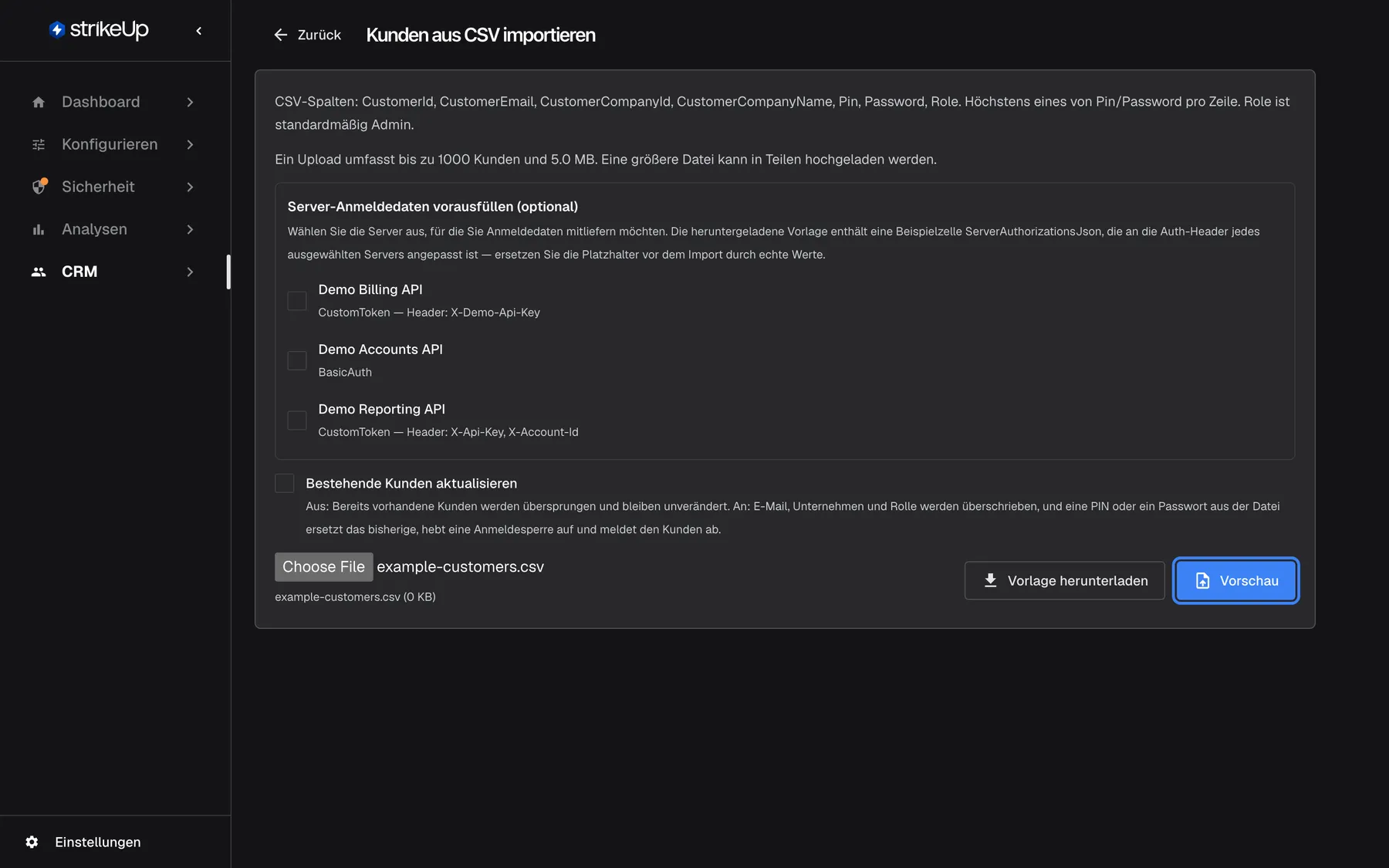 Schritt 3: die Seite „Kunden aus CSV importieren“, geöffnet über „Aus CSV importieren“ auf der Kundenseite. Die Einleitung nennt die Spalten und Admin als Standardrolle. Die Datei example-customers.csv ist ausgewählt, die hervorgehobene Schaltfläche „Vorschau“ ist jetzt aktiv; sie prüft jede Zeile, ohne zu speichern. Daneben liefert „Vorlage herunterladen“ eine Datei mit allen unterstützten Spalten.