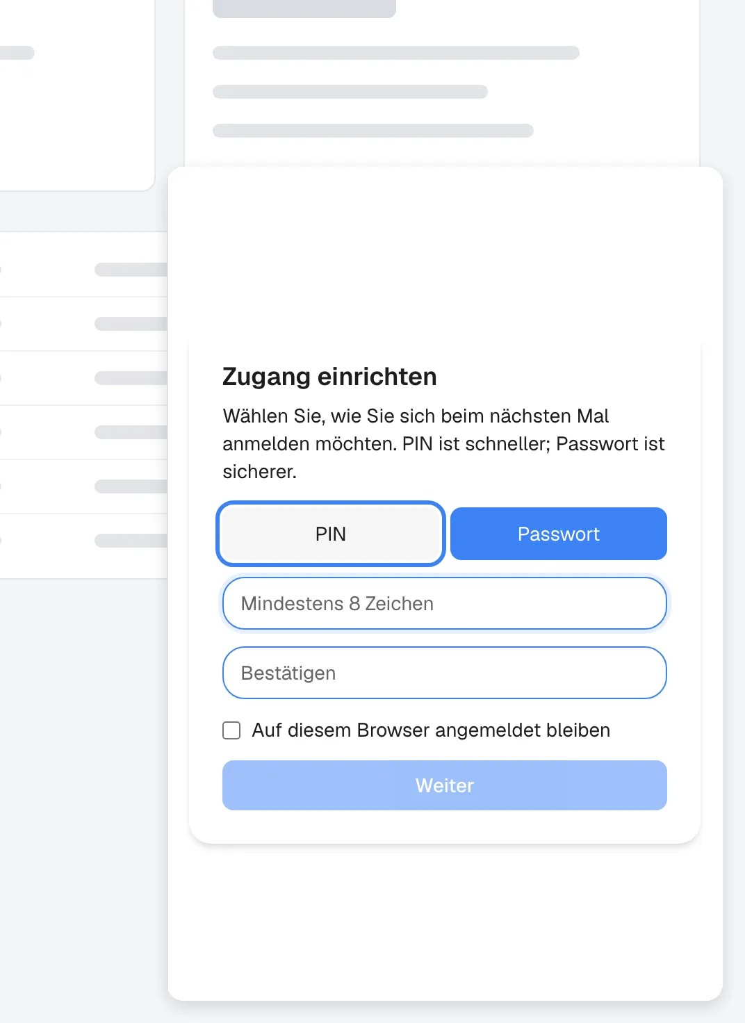 Das Popup-Fenster des Widgets auf der Seite, geöffnet von einem Besucher, dessen Kunden-ID noch keine Zugangsdaten hat. Die Karte "Zugang einrichten" erklärt "Wählen Sie, wie Sie sich beim nächsten Mal anmelden möchten. PIN ist schneller; Passwort ist sicherer." Zwei Schaltflächen wählen die Art: die hervorgehobene "PIN" und "Passwort", das ausgewählt ist (blau), weil das Unternehmen des Kunden Passwörter bevorzugt. Darunter folgen das Feld für das Passwort mit mindestens 8 Zeichen und "Bestätigen", das Kontrollkästchen "Auf diesem Browser angemeldet bleiben" und "Weiter", deaktiviert, bis beide Eingaben übereinstimmen.
