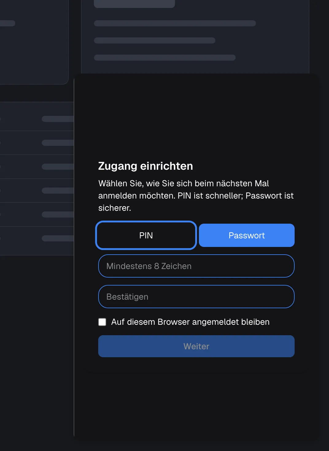 Das Popup-Fenster des Widgets auf der Seite, geöffnet von einem Besucher, dessen Kunden-ID noch keine Zugangsdaten hat. Die Karte "Zugang einrichten" erklärt "Wählen Sie, wie Sie sich beim nächsten Mal anmelden möchten. PIN ist schneller; Passwort ist sicherer." Zwei Schaltflächen wählen die Art: die hervorgehobene "PIN" und "Passwort", das ausgewählt ist (blau), weil das Unternehmen des Kunden Passwörter bevorzugt. Darunter folgen das Feld für das Passwort mit mindestens 8 Zeichen und "Bestätigen", das Kontrollkästchen "Auf diesem Browser angemeldet bleiben" und "Weiter", deaktiviert, bis beide Eingaben übereinstimmen.