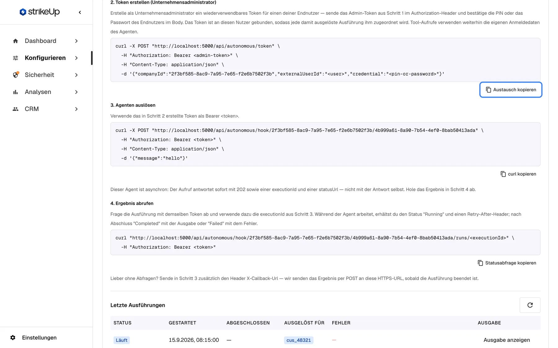 Der Bereich „Webhook“ von „Overdue invoice follow-up“ rund um Schritt 2. „2. Token erstellen (Unternehmensadministrator)“ erklärt, dass ein über Schritt 1 angemeldeter Unternehmensadministrator Firmen-ID, externalUserId des Endnutzers und dessen PIN oder Passwort an /api/autonomous/token sendet; die Schaltfläche „Austausch kopieren“ ist hervorgehoben. Darunter ruft „3. Agenten auslösen“ die Hook-Adresse mit „Authorization: Bearer <token>“ auf, mit „curl kopieren“. In diesen Beispielbildern zeigen die Adressen auf einen lokalen Testserver.