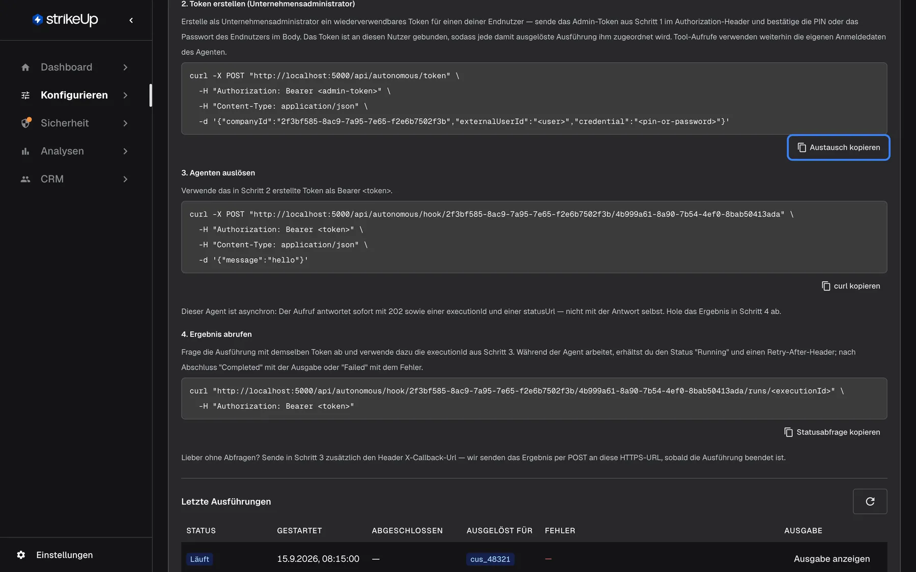 Der Bereich „Webhook“ von „Overdue invoice follow-up“ rund um Schritt 2. „2. Token erstellen (Unternehmensadministrator)“ erklärt, dass ein über Schritt 1 angemeldeter Unternehmensadministrator Firmen-ID, externalUserId des Endnutzers und dessen PIN oder Passwort an /api/autonomous/token sendet; die Schaltfläche „Austausch kopieren“ ist hervorgehoben. Darunter ruft „3. Agenten auslösen“ die Hook-Adresse mit „Authorization: Bearer <token>“ auf, mit „curl kopieren“. In diesen Beispielbildern zeigen die Adressen auf einen lokalen Testserver.