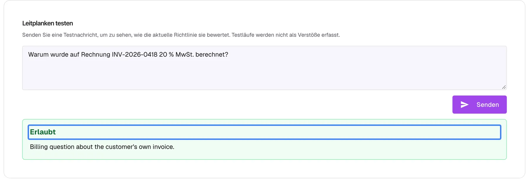 Die Karte „Leitplanken testen“ mit einer gewöhnlichen Rechnungsfrage im Testfeld: „Warum wurde auf Rechnung INV-2026-0418 20 % MwSt. berechnet?“. Nach „Senden“ zeigt ein grüner Ergebniskasten das hervorgehobene Urteil „Erlaubt“ und eine kurze Begründung, die die KI auf Englisch formuliert. Eine Liste der Verstöße fehlt, weil nichts blockiert wurde. Eine erlaubte Nachricht geht normal an den Assistenten; der Test selbst erscheint nie auf der Seite „Verstöße“.