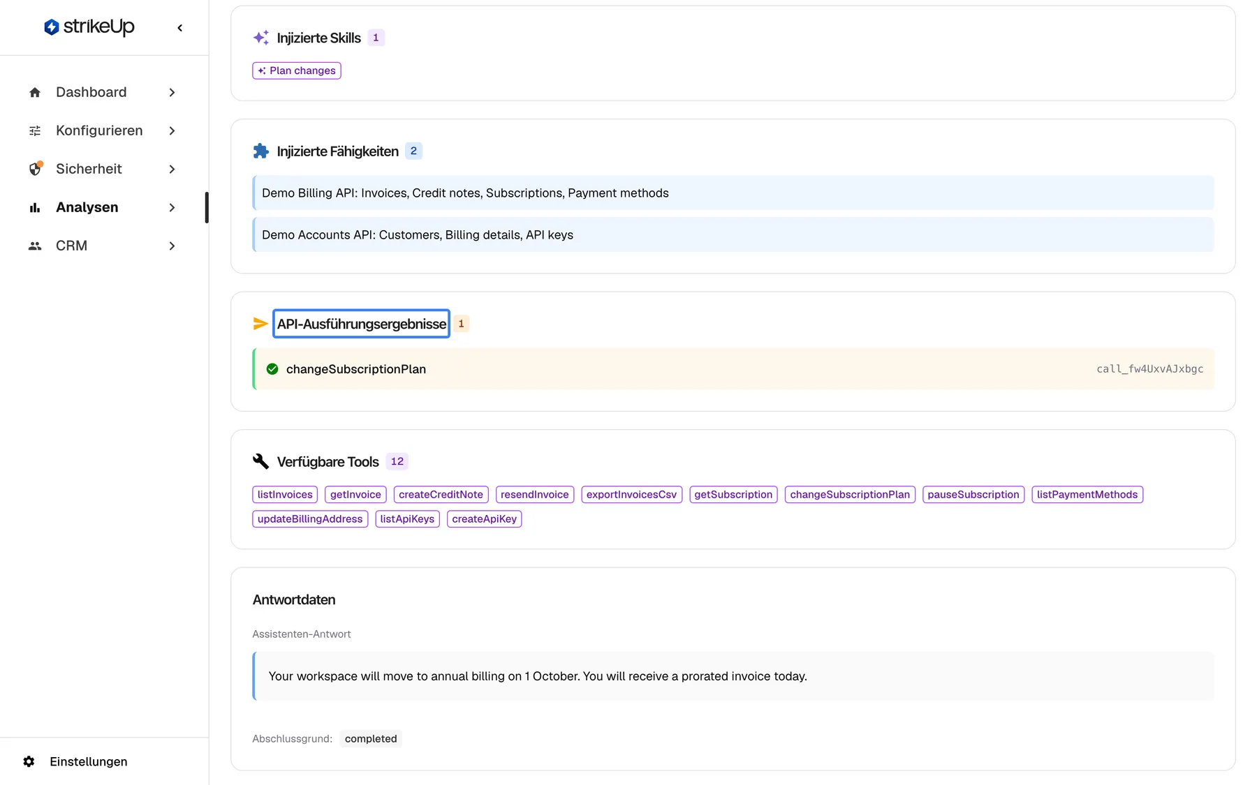 Der untere Teil der Seite der KI-Aktion. „Injizierte Skills“ nennt den Skill Plan changes, „Injizierte Fähigkeiten“ die Bereiche der Demo Billing API und Demo Accounts API. Der hervorgehobene Abschnitt „API-Ausführungsergebnisse“ zeigt, dass das Tool changeSubscriptionPlan vor dieser Antwort erfolgreich lief. „Verfügbare Tools“ listet die zwölf Tools, die die KI aufrufen konnte, und „Antwortdaten“ zeigt die „Assistenten-Antwort“ „Your workspace will move to annual billing on 1 October …“ mit dem Abschlussgrund completed.