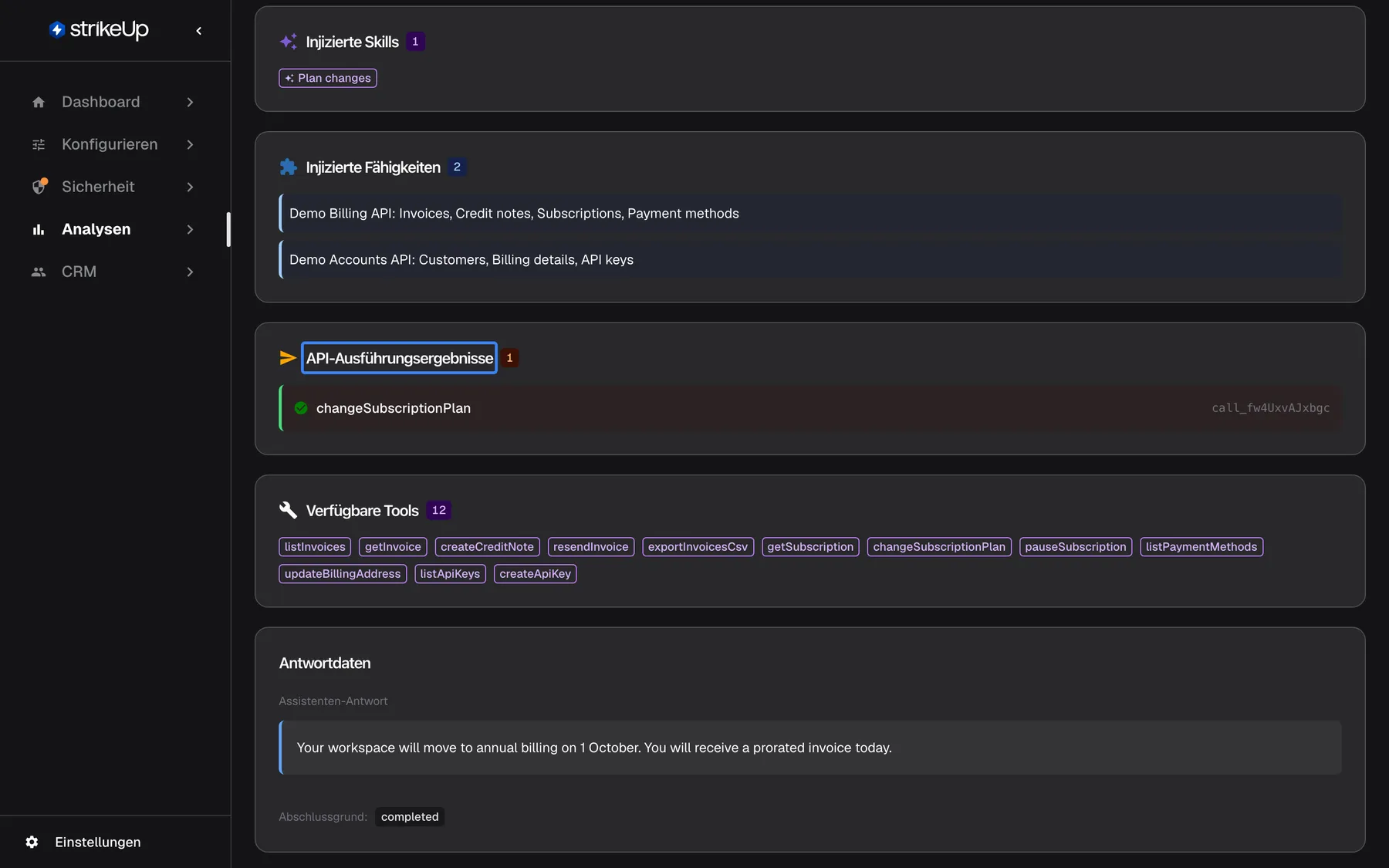 Der untere Teil der Seite der KI-Aktion. „Injizierte Skills“ nennt den Skill Plan changes, „Injizierte Fähigkeiten“ die Bereiche der Demo Billing API und Demo Accounts API. Der hervorgehobene Abschnitt „API-Ausführungsergebnisse“ zeigt, dass das Tool changeSubscriptionPlan vor dieser Antwort erfolgreich lief. „Verfügbare Tools“ listet die zwölf Tools, die die KI aufrufen konnte, und „Antwortdaten“ zeigt die „Assistenten-Antwort“ „Your workspace will move to annual billing on 1 October …“ mit dem Abschlussgrund completed.