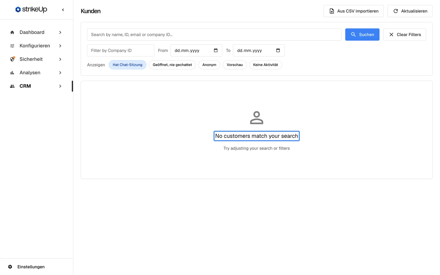 Die Seite „Kunden“, wenn die aktuellen Filter niemanden treffen. Die Filterkarte zeigt weiterhin Suchfeld, Datumsfelder und den ausgewählten Chip „Hat Chat-Sitzung“. Statt der Tabelle erscheint die hervorgehobene Meldung „No customers match your search“ mit dem Hinweis „Try adjusting your search or filters“ – beide auch in der deutschen Oberfläche englisch. Ein neuer Arbeitsbereich sieht das beim ersten Besuch, weil der Standard-Chip Kunden ohne Chat ausblendet.