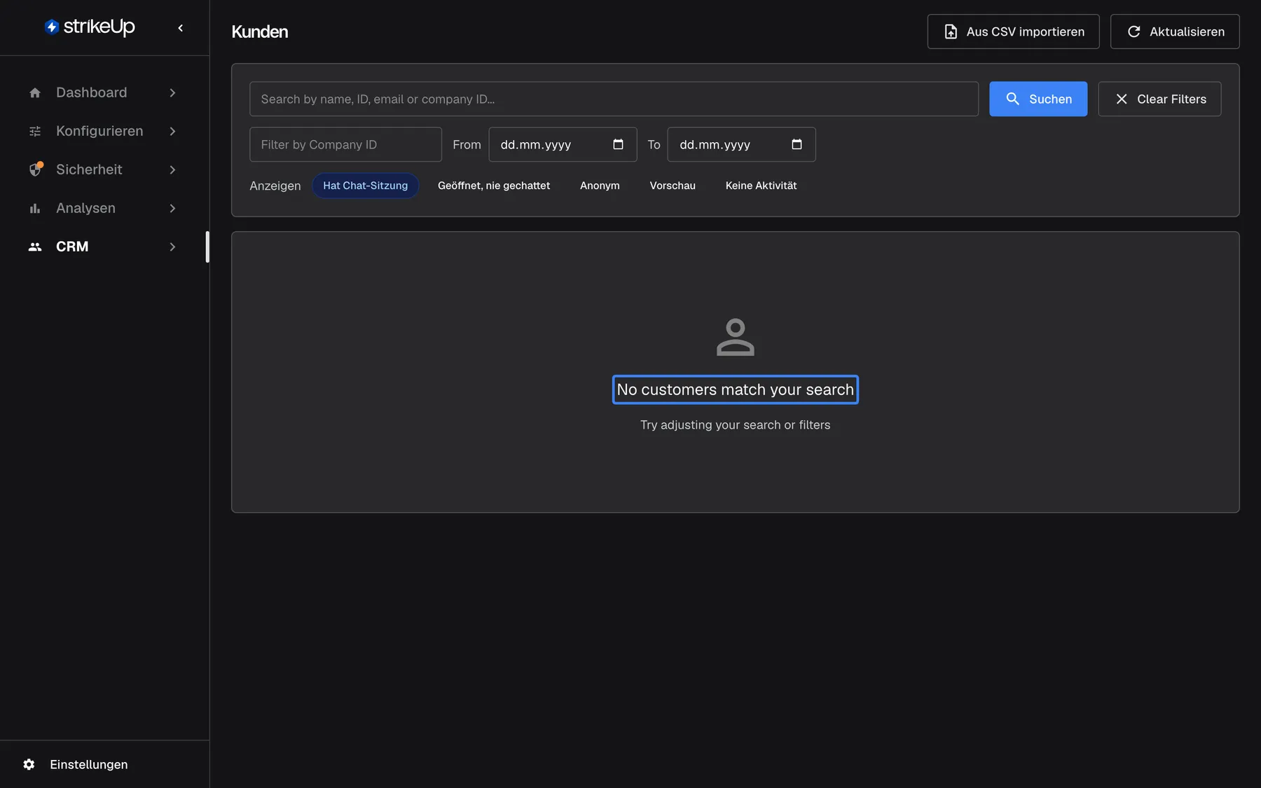 Die Seite „Kunden“, wenn die aktuellen Filter niemanden treffen. Die Filterkarte zeigt weiterhin Suchfeld, Datumsfelder und den ausgewählten Chip „Hat Chat-Sitzung“. Statt der Tabelle erscheint die hervorgehobene Meldung „No customers match your search“ mit dem Hinweis „Try adjusting your search or filters“ – beide auch in der deutschen Oberfläche englisch. Ein neuer Arbeitsbereich sieht das beim ersten Besuch, weil der Standard-Chip Kunden ohne Chat ausblendet.