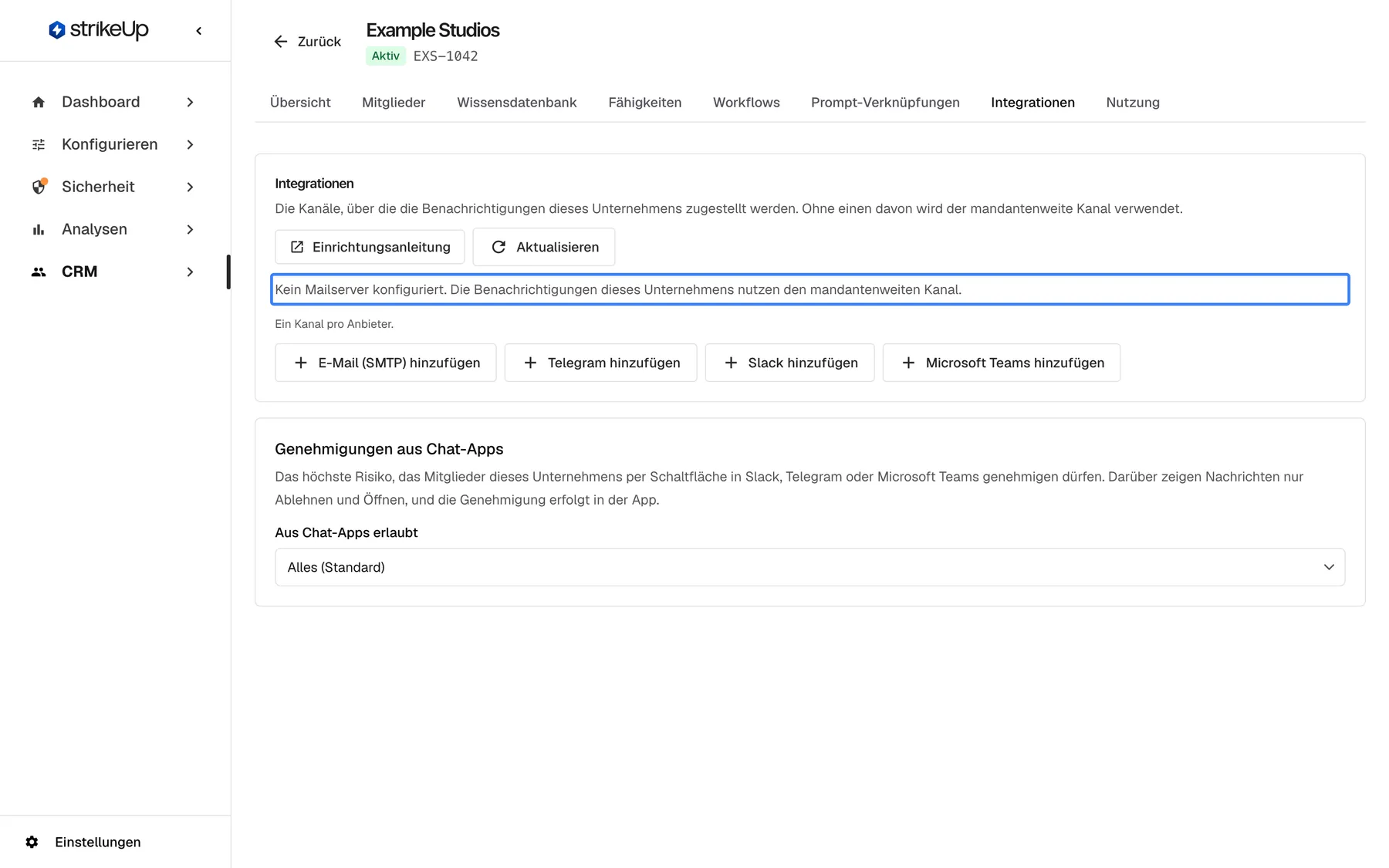 Der Tab Integrationen von "Example Studios" ohne eigenen Kanal. Der hervorgehobene Text lautet "Kein Mailserver konfiguriert. Die Benachrichtigungen dieses Unternehmens nutzen den mandantenweiten Kanal." Darunter "Ein Kanal pro Anbieter." und die Schaltflächen "E-Mail (SMTP) hinzufügen", "Telegram hinzufügen", "Slack hinzufügen" und "Microsoft Teams hinzufügen"; darunter die Karte "Genehmigungen aus Chat-Apps". Oben rechts stehen "Einrichtungsanleitung" und die Schaltfläche zum Aktualisieren.