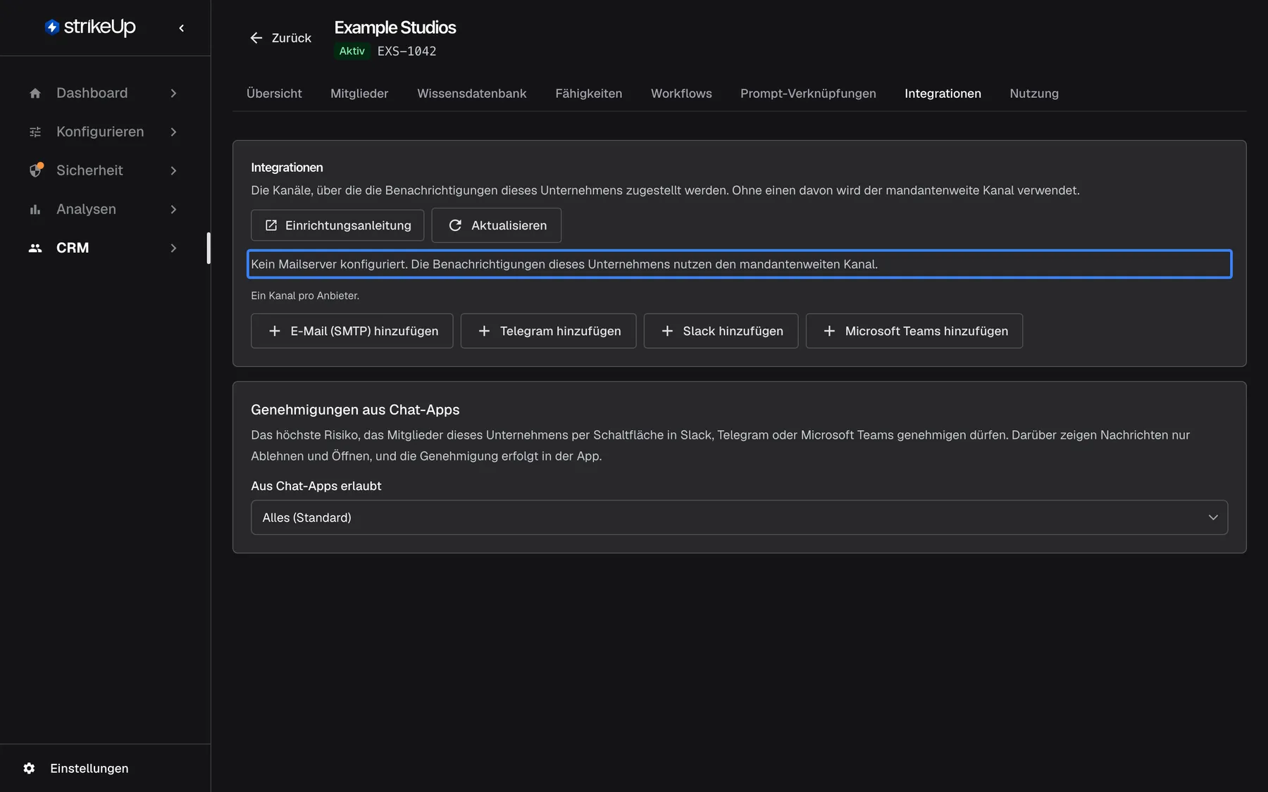 Der Tab Integrationen von "Example Studios" ohne eigenen Kanal. Der hervorgehobene Text lautet "Kein Mailserver konfiguriert. Die Benachrichtigungen dieses Unternehmens nutzen den mandantenweiten Kanal." Darunter "Ein Kanal pro Anbieter." und die Schaltflächen "E-Mail (SMTP) hinzufügen", "Telegram hinzufügen", "Slack hinzufügen" und "Microsoft Teams hinzufügen"; darunter die Karte "Genehmigungen aus Chat-Apps". Oben rechts stehen "Einrichtungsanleitung" und die Schaltfläche zum Aktualisieren.