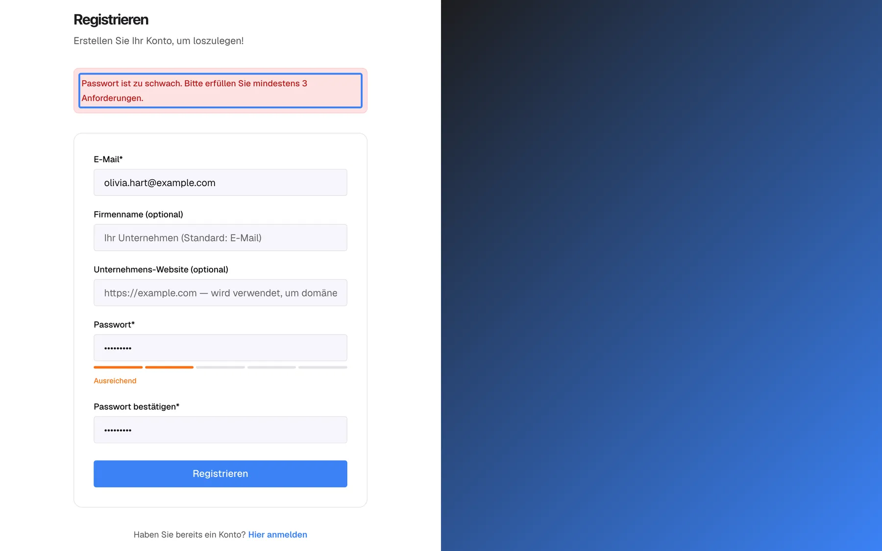 Die Seite „Registrieren“, nachdem „Registrieren“ mit einem zu einfachen Passwort gewählt wurde. Hervorgehoben ist ein rotes Banner über dem Formular: „Passwort ist zu schwach. Bitte erfüllen Sie mindestens 3 Anforderungen.“. Im Formular enthält „E-Mail*“ die Adresse „olivia.hart@example.com“, die Firmenfelder sind leer, und unter „Passwort*“ zeigt die Stärkeanzeige zwei orangefarbene Segmente mit „Ausreichend“, weil das Passwort nur aus neun Kleinbuchstaben besteht. Ein Konto entsteht erst, wenn mindestens drei der fünf Kriterien erfüllt sind.