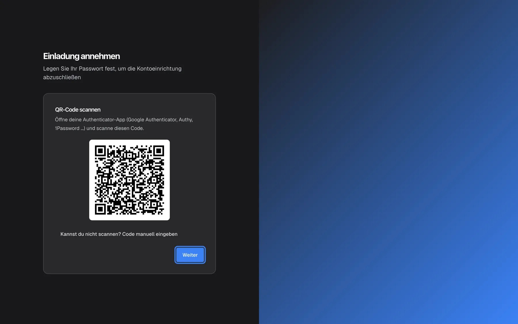 Die Seite „Einladung annehmen“, nachdem das Passwort für ein Unternehmen mit Pflicht zur Zwei-Faktor-Authentifizierung angenommen wurde. Statt des Passwortformulars erscheint die Einrichtung der Authenticator-App: „QR-Code scannen“, der Hinweis „Öffne deine Authenticator-App (Google Authenticator, Authy, 1Password ...) und scanne diesen Code.“, ein QR-Code und der Schalter „Kannst du nicht scannen? Code manuell eingeben“. Angeboten wird nur die hervorgehobene blaue Schaltfläche „Weiter“; „Abbrechen“ fehlt, die Einrichtung muss also abgeschlossen werden. „Weiter“ führt zur Eingabe des ersten 6-stelligen Codes.