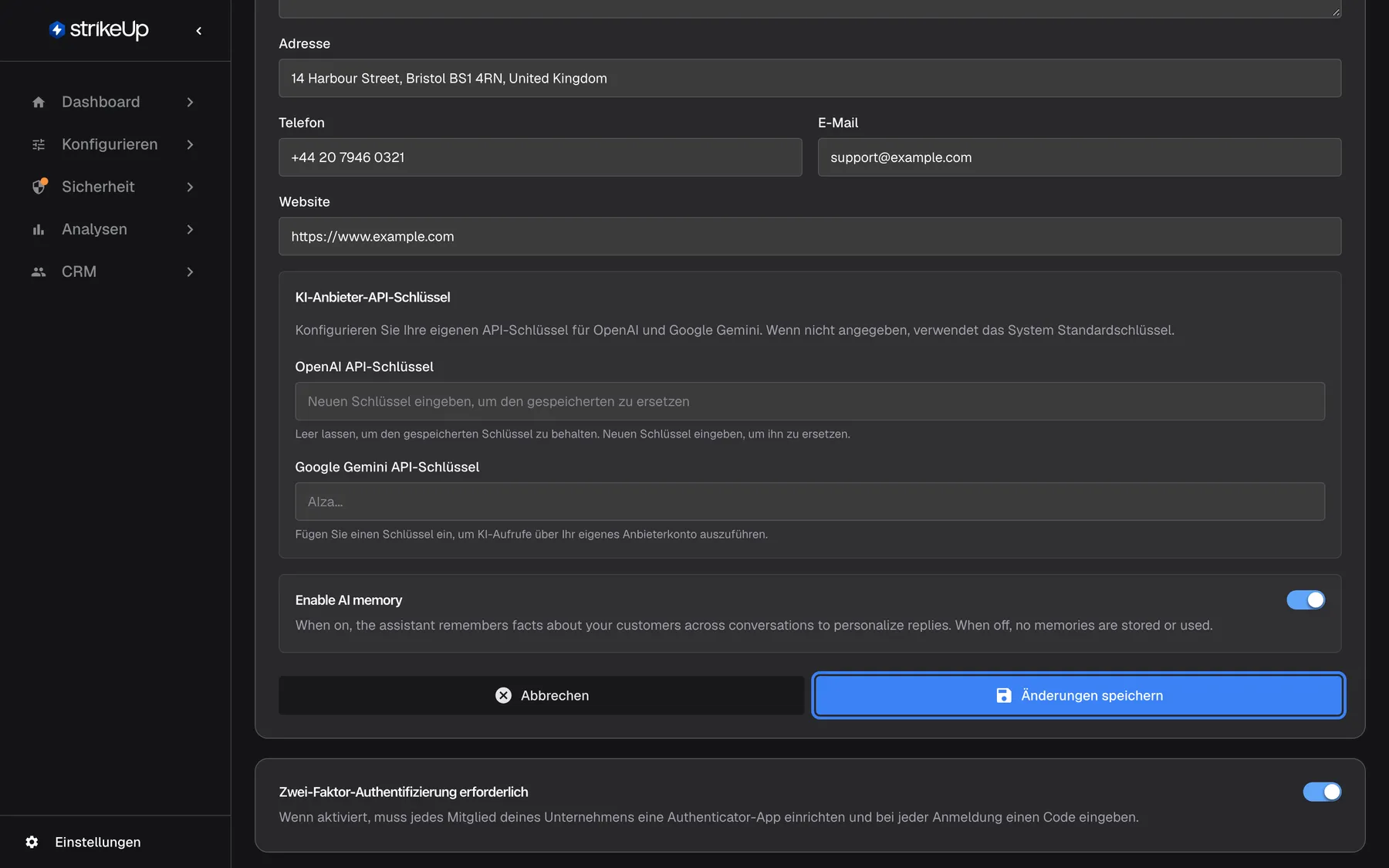 Das Ende der Seite „Unternehmensdetails“ im Bearbeitungsmodus. Der Bereich „KI-Anbieter-API-Schlüssel“ und der Schalter „Enable AI memory“ (an) sind bearbeitbar. Unter der Karte speichern „Abbrechen“ und die hervorgehobene Schaltfläche „Änderungen speichern“ alle Felder der Seite auf einmal. Weiter unten hat die eigene Karte „Zwei-Faktor-Authentifizierung erforderlich“ einen Schalter, der sofort speichert.