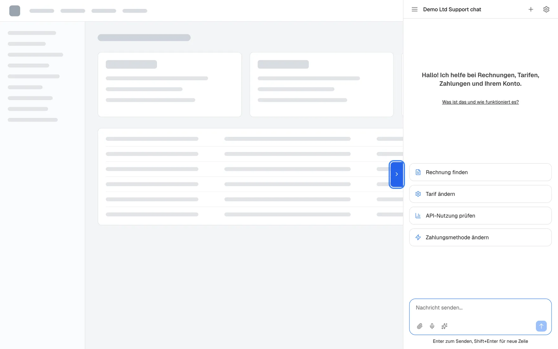 Der Anzeigetyp Seitenleiste auf einer neutralen Beispiel-Web-App. Das Widget ist als Bereich in voller Höhe am rechten Rand über den Seiteninhalt eingefahren und zeigt den Titel "Demo Ltd Support chat", den Willkommenstext, die Schnellstart-Karten "Rechnung finden", "Tarif ändern", "API-Nutzung prüfen" und "Zahlungsmethode ändern" sowie unten das Eingabefeld. Am linken Rand des Bereichs, auf halber Höhe, schließt der hervorgehobene blaue Reiter mit nach rechts zeigendem Pfeil die Seitenleiste wieder; geschlossen wartet derselbe Reiter am rechten Seitenrand.