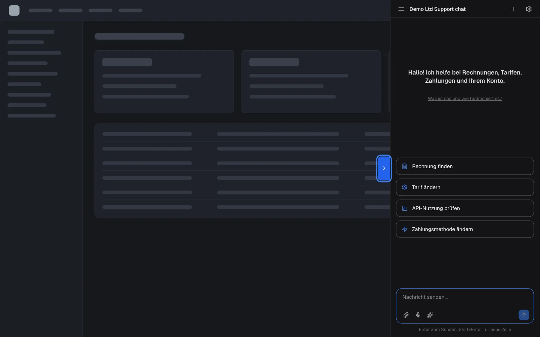 Der Anzeigetyp Seitenleiste auf einer neutralen Beispiel-Web-App. Das Widget ist als Bereich in voller Höhe am rechten Rand über den Seiteninhalt eingefahren und zeigt den Titel "Demo Ltd Support chat", den Willkommenstext, die Schnellstart-Karten "Rechnung finden", "Tarif ändern", "API-Nutzung prüfen" und "Zahlungsmethode ändern" sowie unten das Eingabefeld. Am linken Rand des Bereichs, auf halber Höhe, schließt der hervorgehobene blaue Reiter mit nach rechts zeigendem Pfeil die Seitenleiste wieder; geschlossen wartet derselbe Reiter am rechten Seitenrand.