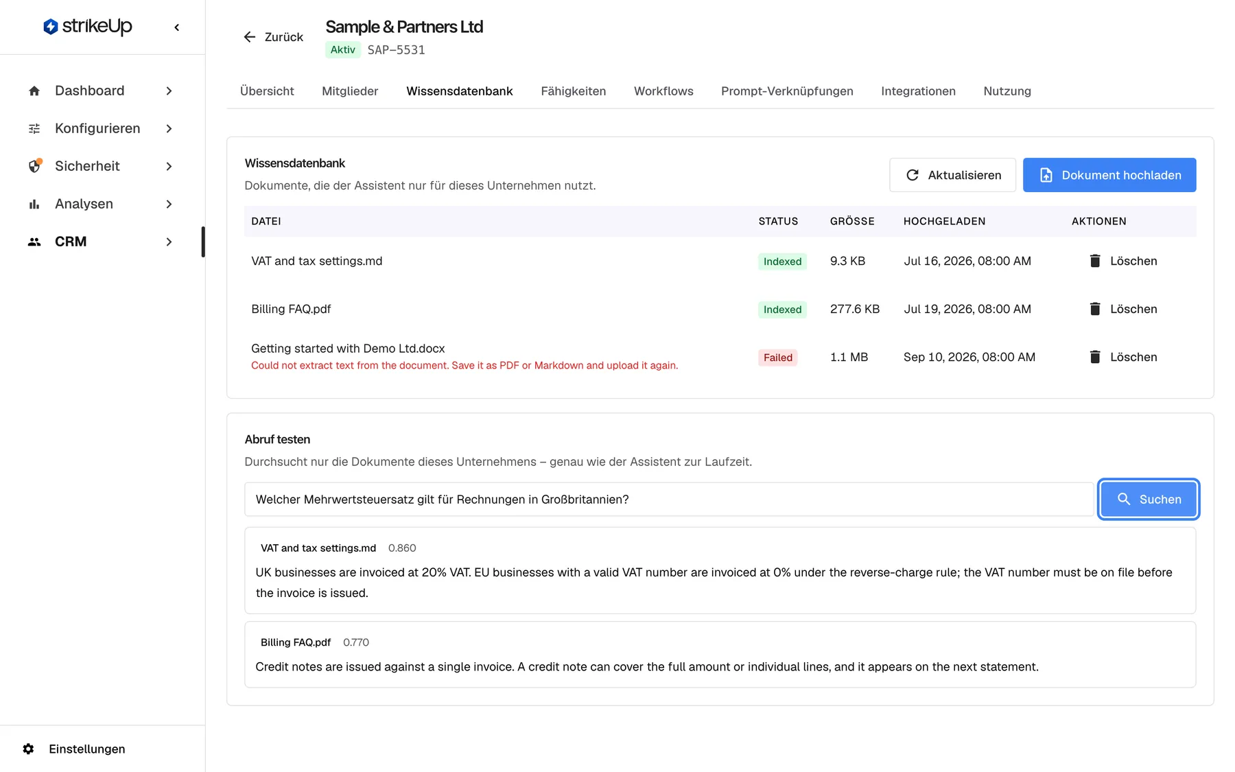 Die Karte „Abruf testen“ auf der Registerkarte „Wissensdatenbank“ von „Sample & Partners Ltd“. Im Suchfeld steht die Frage „Welcher Mehrwertsteuersatz gilt für Rechnungen in Großbritannien?“, daneben ist die Schaltfläche „Suchen“ hervorgehoben. Zwei passende Abschnitte werden angezeigt: einer aus „VAT and tax settings.md“ mit Wert 0.860, wonach britische Unternehmen mit 20 % Mehrwertsteuer abgerechnet werden, und einer aus „Billing FAQ.pdf“ mit Wert 0.770 zu Gutschriften. Die Dokumentliste darüber bleibt sichtbar.