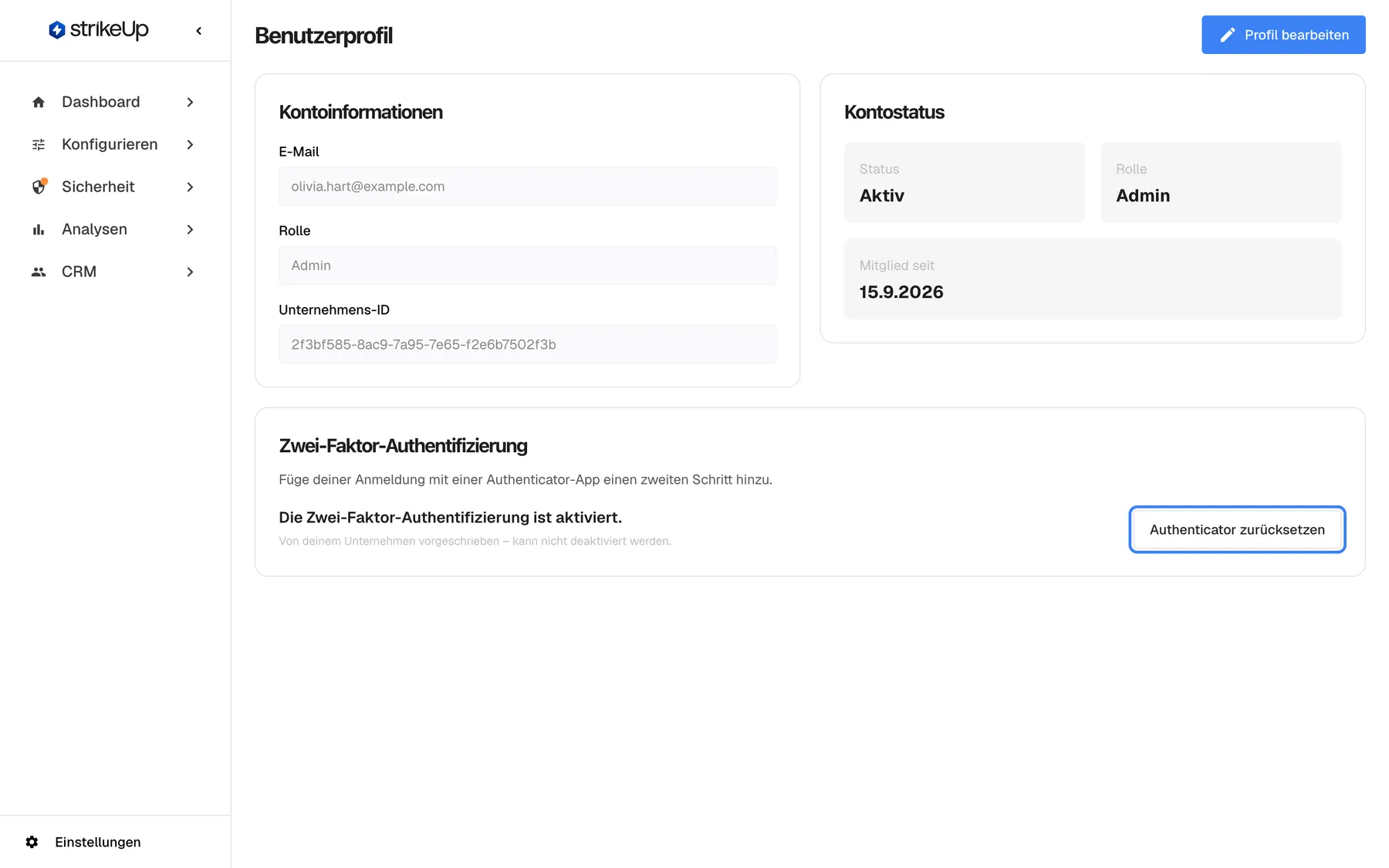 Die Karte „Zwei-Faktor-Authentifizierung“ auf der Seite „Benutzerprofil“, beschrieben mit „Füge deiner Anmeldung mit einer Authenticator-App einen zweiten Schritt hinzu.“ Sie meldet „Die Zwei-Faktor-Authentifizierung ist aktiviert.“ und in kleiner grauer Schrift „Von deinem Unternehmen vorgeschrieben – kann nicht deaktiviert werden.“ Rechts ist „Authenticator zurücksetzen“ hervorgehoben; damit übertragen Sie die Zwei-Faktor-Anmeldung auf eine neue Authenticator-App.