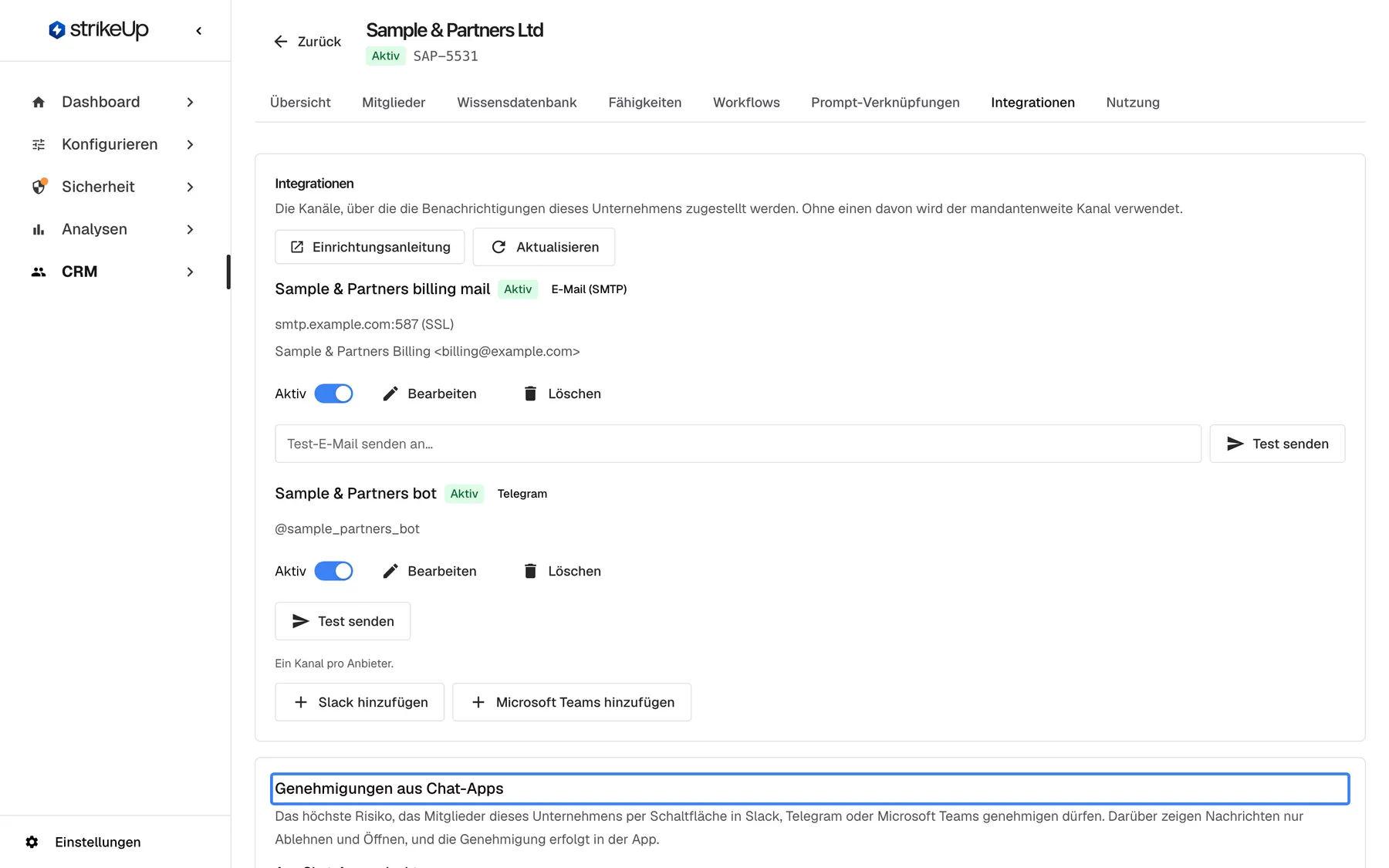 Der untere Teil des Tabs Integrationen von "Sample & Partners Ltd". Unter den Kanälen und den Schaltflächen "Slack hinzufügen" und "Microsoft Teams hinzufügen" steht die hervorgehobene Karte "Genehmigungen aus Chat-Apps": "Das höchste Risiko, das Mitglieder dieses Unternehmens per Schaltfläche in Slack, Telegram oder Microsoft Teams genehmigen dürfen. Darüber zeigen Nachrichten nur Ablehnen und Öffnen, und die Genehmigung erfolgt in der App." Die Liste "Aus Chat-Apps erlaubt" steht auf "Bis mittleres Risiko"; weitere Werte sind "Alles (Standard)", "Nur geringes Risiko" und "Nur Ablehnen". Eine Änderung wird sofort gespeichert.