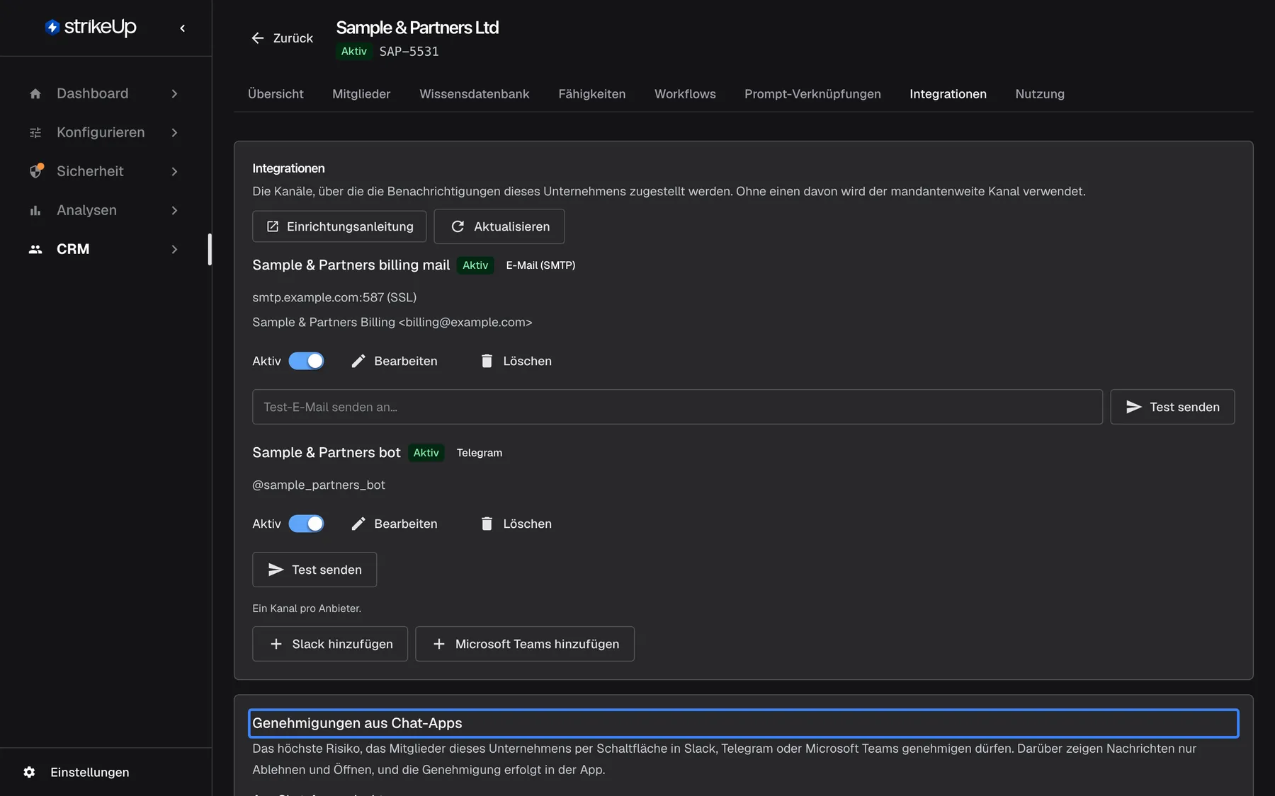 Der untere Teil des Tabs Integrationen von "Sample & Partners Ltd". Unter den Kanälen und den Schaltflächen "Slack hinzufügen" und "Microsoft Teams hinzufügen" steht die hervorgehobene Karte "Genehmigungen aus Chat-Apps": "Das höchste Risiko, das Mitglieder dieses Unternehmens per Schaltfläche in Slack, Telegram oder Microsoft Teams genehmigen dürfen. Darüber zeigen Nachrichten nur Ablehnen und Öffnen, und die Genehmigung erfolgt in der App." Die Liste "Aus Chat-Apps erlaubt" steht auf "Bis mittleres Risiko"; weitere Werte sind "Alles (Standard)", "Nur geringes Risiko" und "Nur Ablehnen". Eine Änderung wird sofort gespeichert.