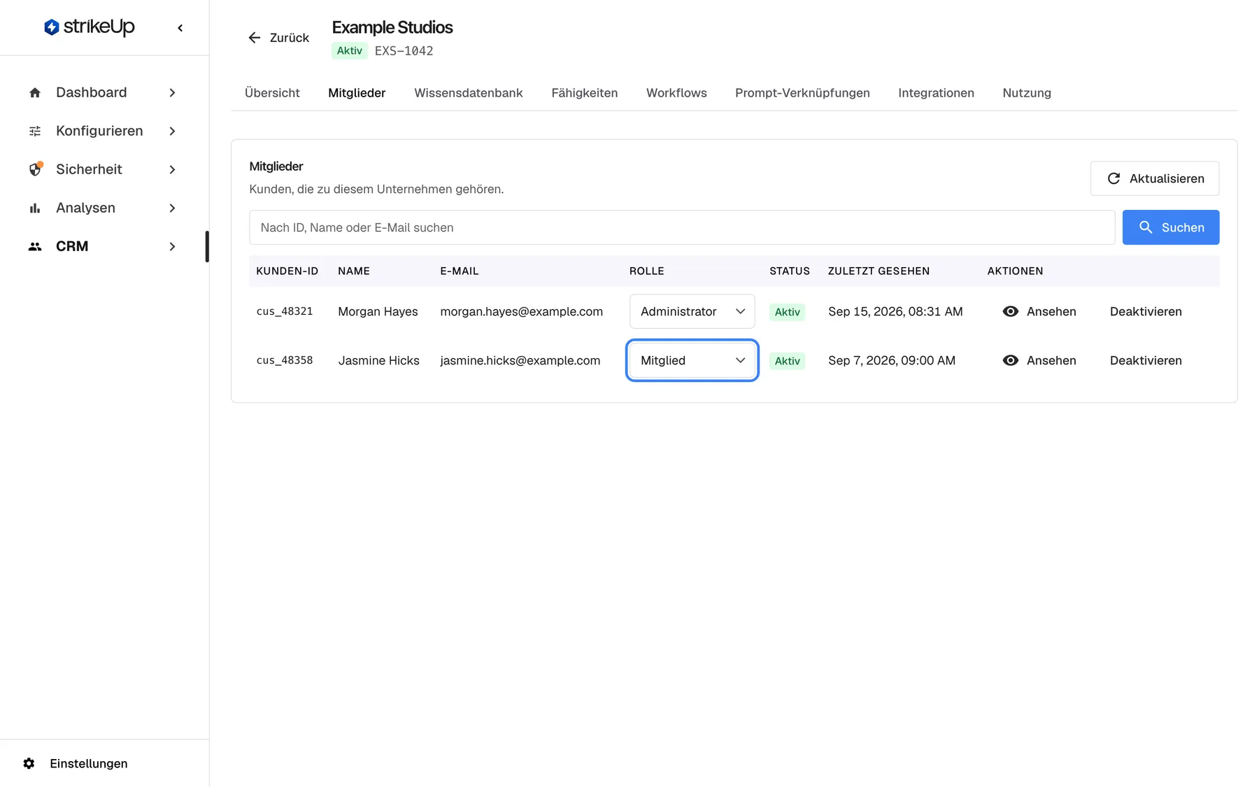 Schritt 4: die Registerkarte „Mitglieder“ von „Example Studios“ nach dem Import. Sie zeigt Morgan Hayes (cus_48321, Rolle Administrator, Aktiv) und Jasmine Hicks (cus_48358, Aktiv). Die Rollenauswahl in der Zeile von Jasmine Hicks mit dem Wert „Mitglied“ ist hervorgehoben. Eine Rollenänderung wird hier sofort gespeichert; „Deaktivieren“ am Zeilenende sperrt die Anmeldung eines Mitglieds.