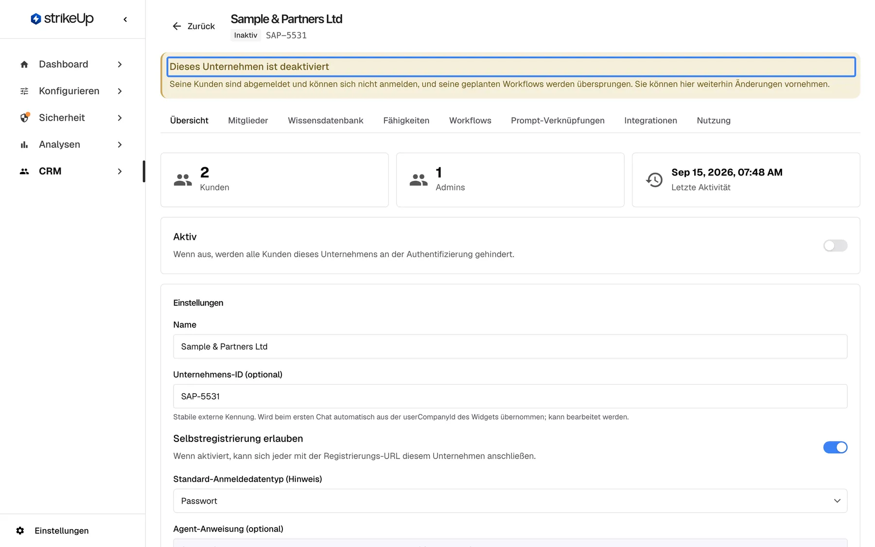 Die Detailseite von „Sample & Partners Ltd“ nach dem Deaktivieren. Das Abzeichen im Kopf lautet jetzt „Inaktiv“ neben SAP-5531. Über den Registerkarten steht ein gelbes Banner mit dem hervorgehobenen Titel „Dieses Unternehmen ist deaktiviert“: Seine Kunden sind abgemeldet und können sich nicht anmelden, seine geplanten Workflows werden übersprungen, Änderungen sind hier weiterhin möglich. Auf der Übersicht ist der Schalter „Aktiv“ aus, die Karte „Einstellungen“ bleibt bearbeitbar.