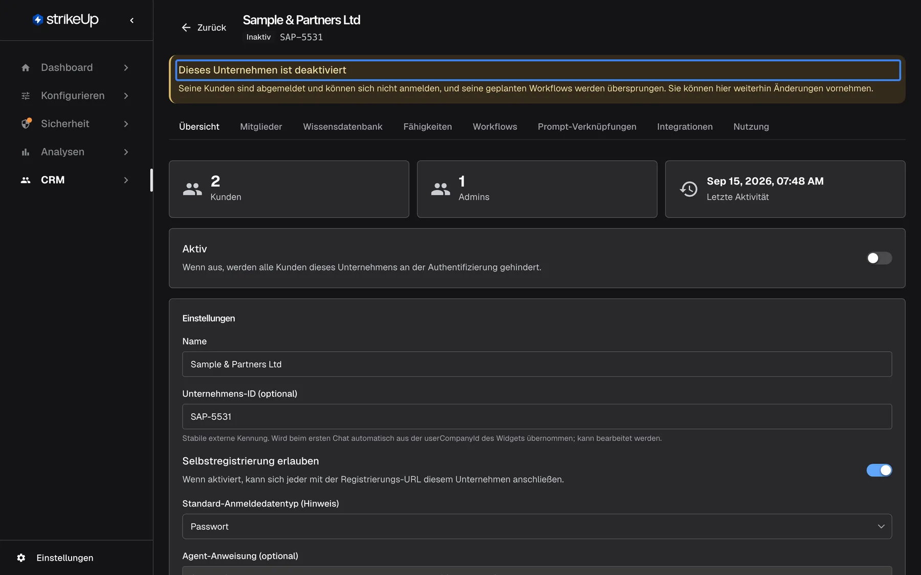 Die Detailseite von „Sample & Partners Ltd“ nach dem Deaktivieren. Das Abzeichen im Kopf lautet jetzt „Inaktiv“ neben SAP-5531. Über den Registerkarten steht ein gelbes Banner mit dem hervorgehobenen Titel „Dieses Unternehmen ist deaktiviert“: Seine Kunden sind abgemeldet und können sich nicht anmelden, seine geplanten Workflows werden übersprungen, Änderungen sind hier weiterhin möglich. Auf der Übersicht ist der Schalter „Aktiv“ aus, die Karte „Einstellungen“ bleibt bearbeitbar.