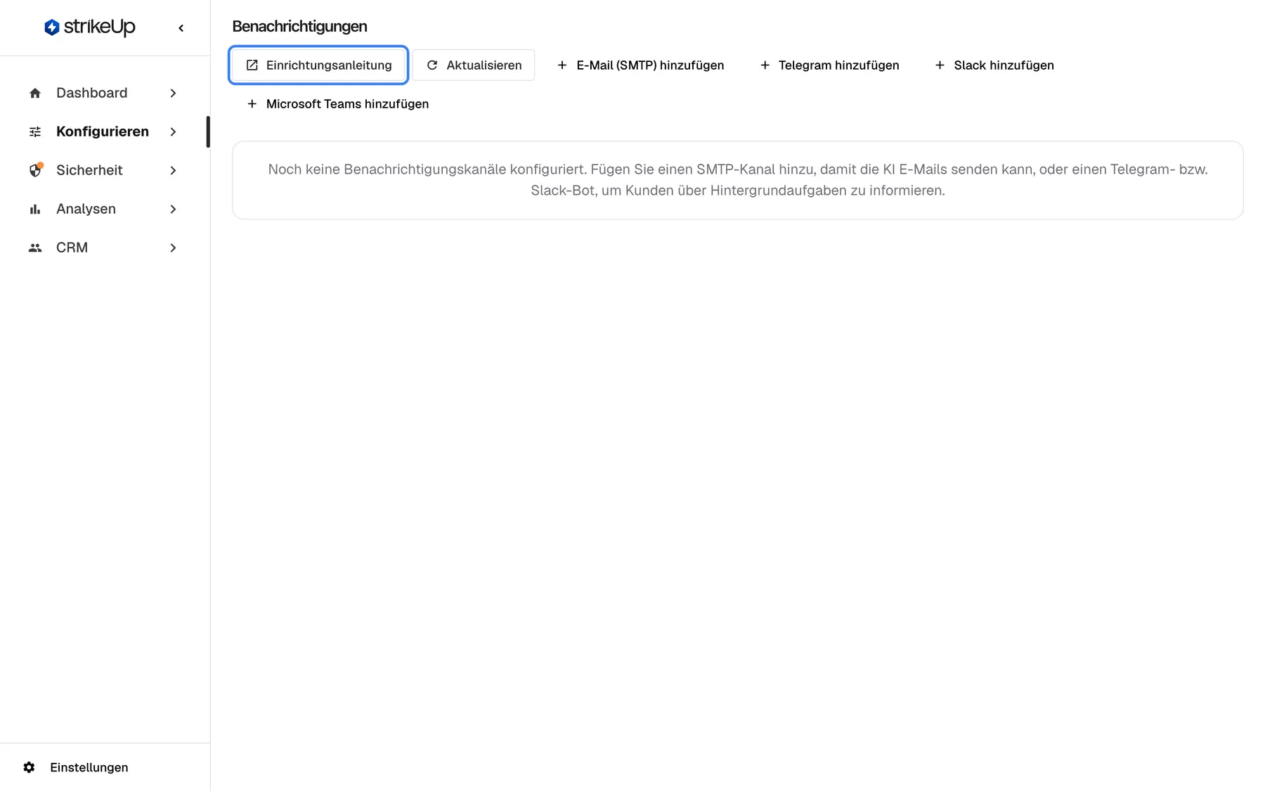 Die Seite Benachrichtigungen, bevor ein Kanal existiert. Dort steht "Noch keine Benachrichtigungskanäle konfiguriert. Fügen Sie einen SMTP-Kanal hinzu, damit die KI E-Mails senden kann, oder einen Telegram- bzw. Slack-Bot, um Kunden über Hintergrundaufgaben zu informieren." Oben rechts stehen der hervorgehobene Link "Einrichtungsanleitung", "Aktualisieren" und die vier Schaltflächen "E-Mail (SMTP) hinzufügen", "Telegram hinzufügen", "Slack hinzufügen" und "Microsoft Teams hinzufügen".