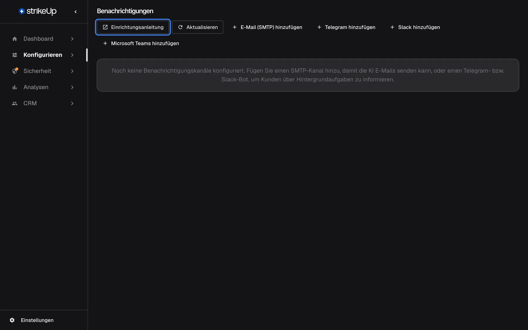 Die Seite Benachrichtigungen, bevor ein Kanal existiert. Dort steht "Noch keine Benachrichtigungskanäle konfiguriert. Fügen Sie einen SMTP-Kanal hinzu, damit die KI E-Mails senden kann, oder einen Telegram- bzw. Slack-Bot, um Kunden über Hintergrundaufgaben zu informieren." Oben rechts stehen der hervorgehobene Link "Einrichtungsanleitung", "Aktualisieren" und die vier Schaltflächen "E-Mail (SMTP) hinzufügen", "Telegram hinzufügen", "Slack hinzufügen" und "Microsoft Teams hinzufügen".