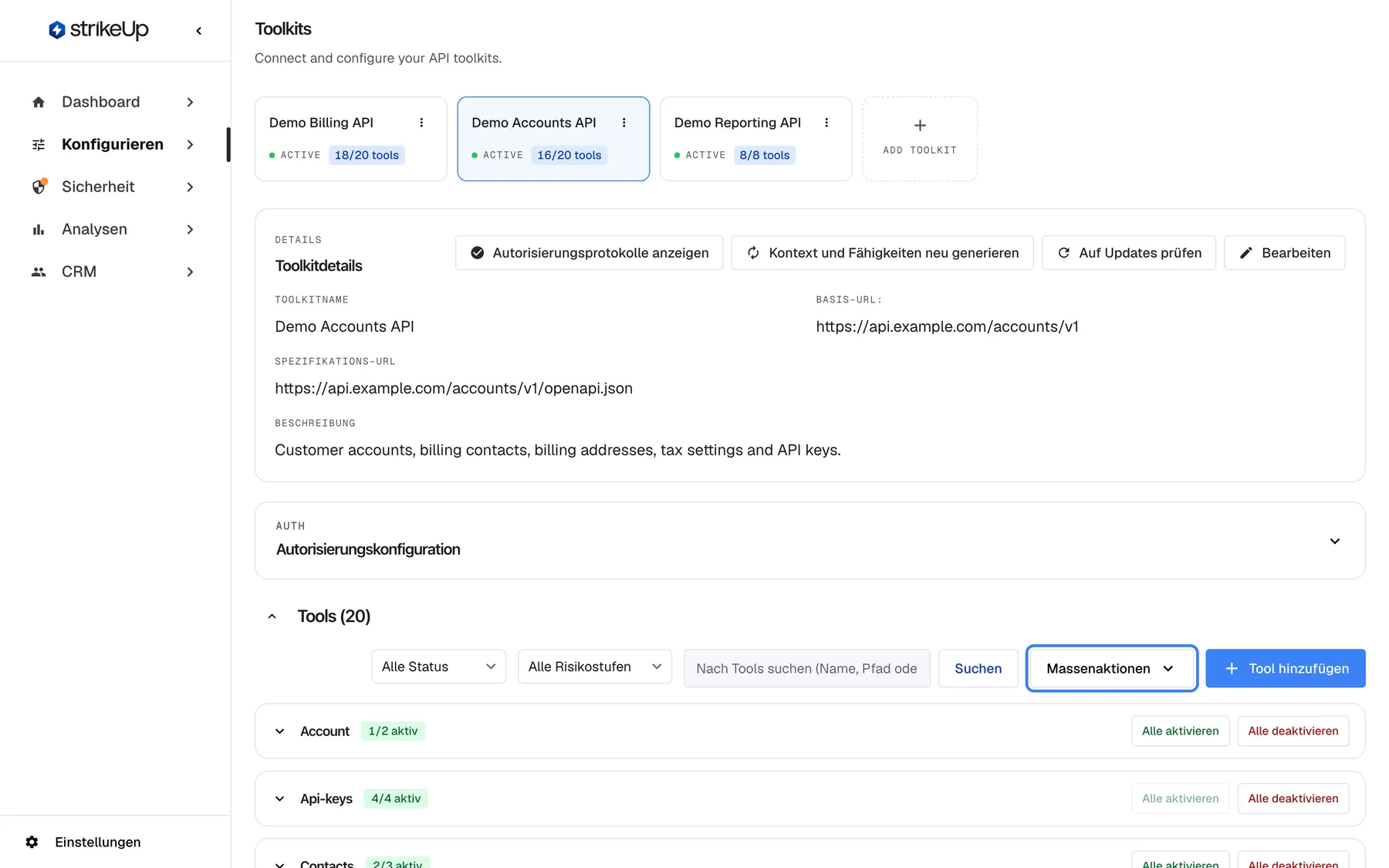 Schritt 3, die Toolkit-Seite mit ausgewähltem „Demo Accounts API“, gescrollt zur Tool-Liste. Darüber stehen die Toolkit-Details und die eingeklappte Autorisierungskonfiguration. Die Überschrift „Tools (20)“ steht über Filtern für Status und Risikostufe, einem Suchfeld, dem hervorgehobenen Menü „Massenaktionen“ und der Schaltfläche zum Hinzufügen eines Tools. Die Tools sind nach Ressource gruppiert, etwa „Account“ mit 1/2 aktiv und „Api-keys“ mit 4/4 aktiv, jeweils mit Schaltflächen zum Aktivieren und Deaktivieren aller Tools. „Massenaktionen“ schaltet viele Tools auf einmal, etwa alle mit geringem Risiko.