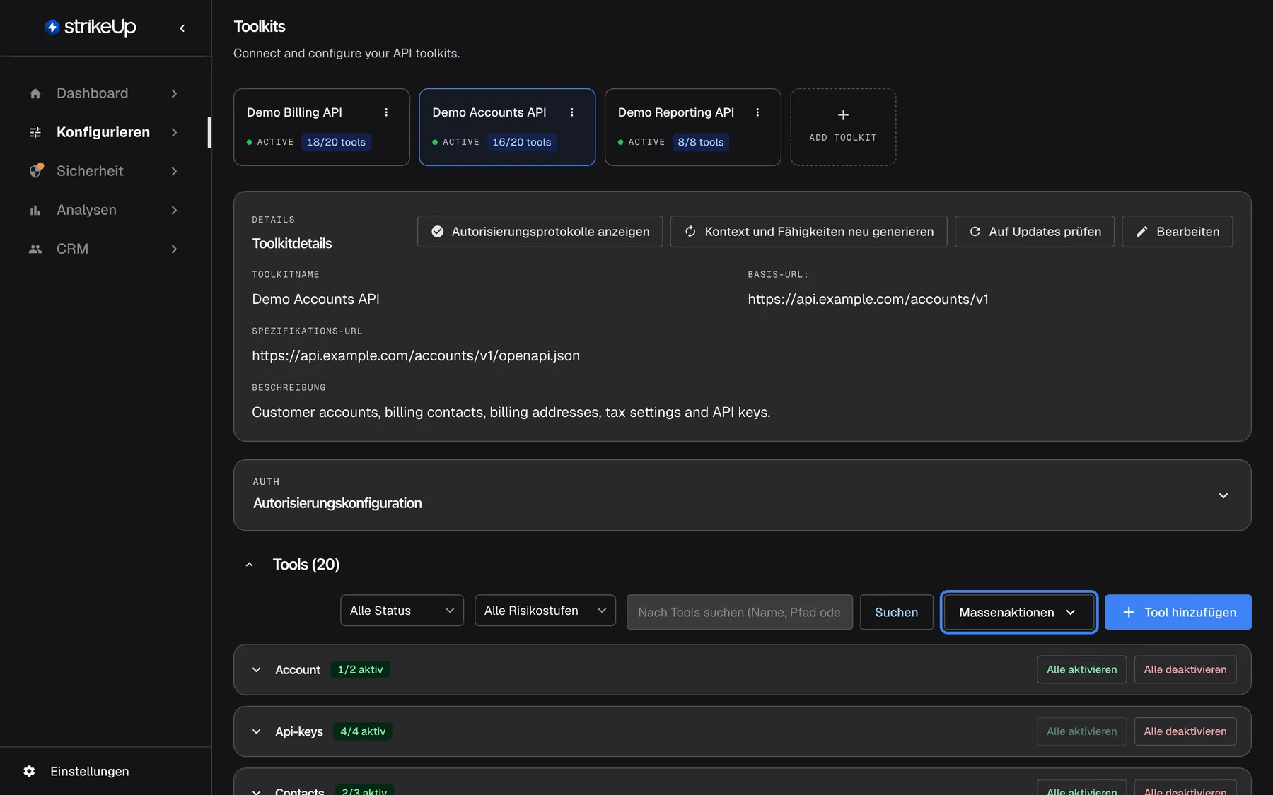 Schritt 3, die Toolkit-Seite mit ausgewähltem „Demo Accounts API“, gescrollt zur Tool-Liste. Darüber stehen die Toolkit-Details und die eingeklappte Autorisierungskonfiguration. Die Überschrift „Tools (20)“ steht über Filtern für Status und Risikostufe, einem Suchfeld, dem hervorgehobenen Menü „Massenaktionen“ und der Schaltfläche zum Hinzufügen eines Tools. Die Tools sind nach Ressource gruppiert, etwa „Account“ mit 1/2 aktiv und „Api-keys“ mit 4/4 aktiv, jeweils mit Schaltflächen zum Aktivieren und Deaktivieren aller Tools. „Massenaktionen“ schaltet viele Tools auf einmal, etwa alle mit geringem Risiko.