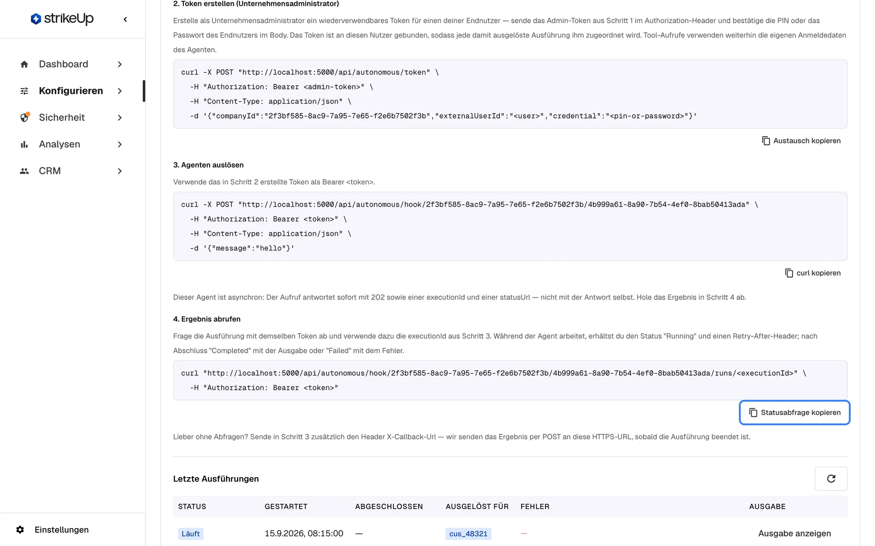 Das Ende des Bereichs „Webhook“ bei einem asynchronen Agenten. Ein Hinweis erklärt, dass der Aufruf sofort 202 mit executionId und statusUrl zurückgibt, nicht die Antwort. Schritt „4. Ergebnis abrufen“ beschreibt das Abfragen: „Running“ mit Retry-After-Header, solange der Agent arbeitet, dann „Completed“ mit der Ausgabe oder „Failed“ mit dem Fehler; die Schaltfläche „Statusabfrage kopieren“ ist hervorgehoben. Der letzte Hinweis bietet stattdessen den Header X-Callback-Url an, damit StrikeUp das Ergebnis nach Abschluss per POST sendet.