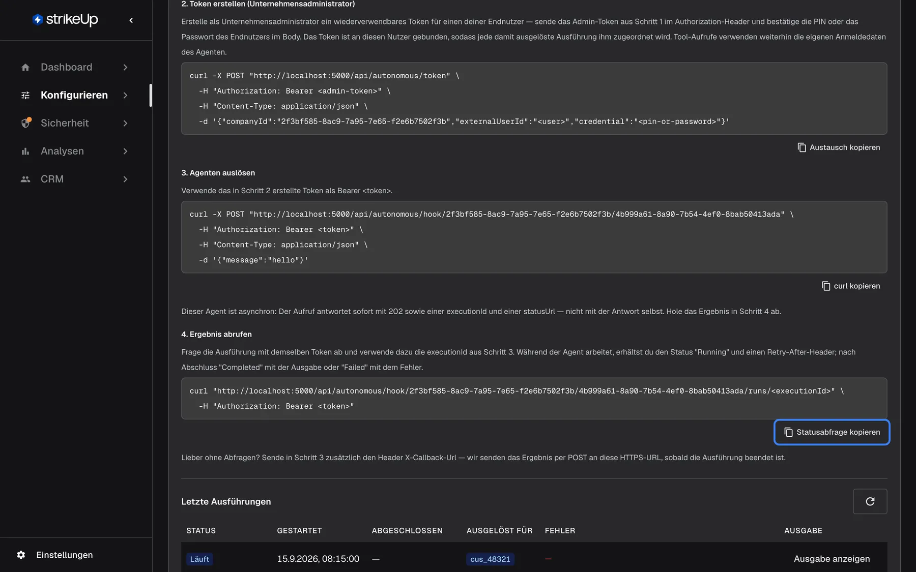 Das Ende des Bereichs „Webhook“ bei einem asynchronen Agenten. Ein Hinweis erklärt, dass der Aufruf sofort 202 mit executionId und statusUrl zurückgibt, nicht die Antwort. Schritt „4. Ergebnis abrufen“ beschreibt das Abfragen: „Running“ mit Retry-After-Header, solange der Agent arbeitet, dann „Completed“ mit der Ausgabe oder „Failed“ mit dem Fehler; die Schaltfläche „Statusabfrage kopieren“ ist hervorgehoben. Der letzte Hinweis bietet stattdessen den Header X-Callback-Url an, damit StrikeUp das Ergebnis nach Abschluss per POST sendet.