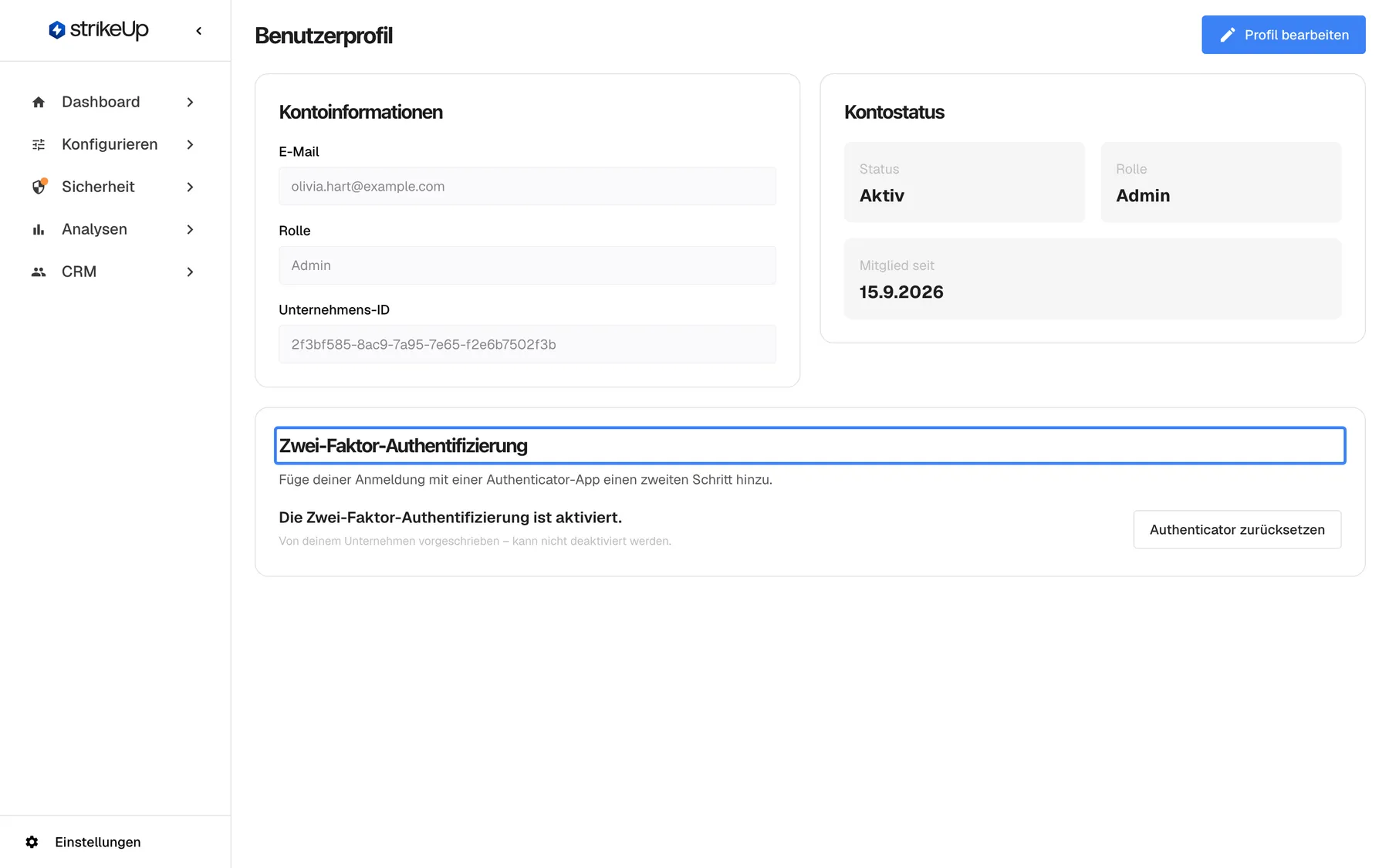Schritt 4 auf der Seite „Benutzerprofil“ von Olivia Hart (olivia.hart@example.com, Rolle Admin). Die Karte „Zwei-Faktor-Authentifizierung“ unten (Überschrift hervorgehoben) sagt „Füge deiner Anmeldung mit einer Authenticator-App einen zweiten Schritt hinzu.“; der Status lautet „Die Zwei-Faktor-Authentifizierung ist aktiviert.“ mit dem Hinweis „Von deinem Unternehmen vorgeschrieben – kann nicht deaktiviert werden.“ und rechts der Schaltfläche „Authenticator zurücksetzen“. Ohne Zwei-Faktor-Authentifizierung zeigt die Karte stattdessen „2FA aktivieren“. Diese Texte duzen.
