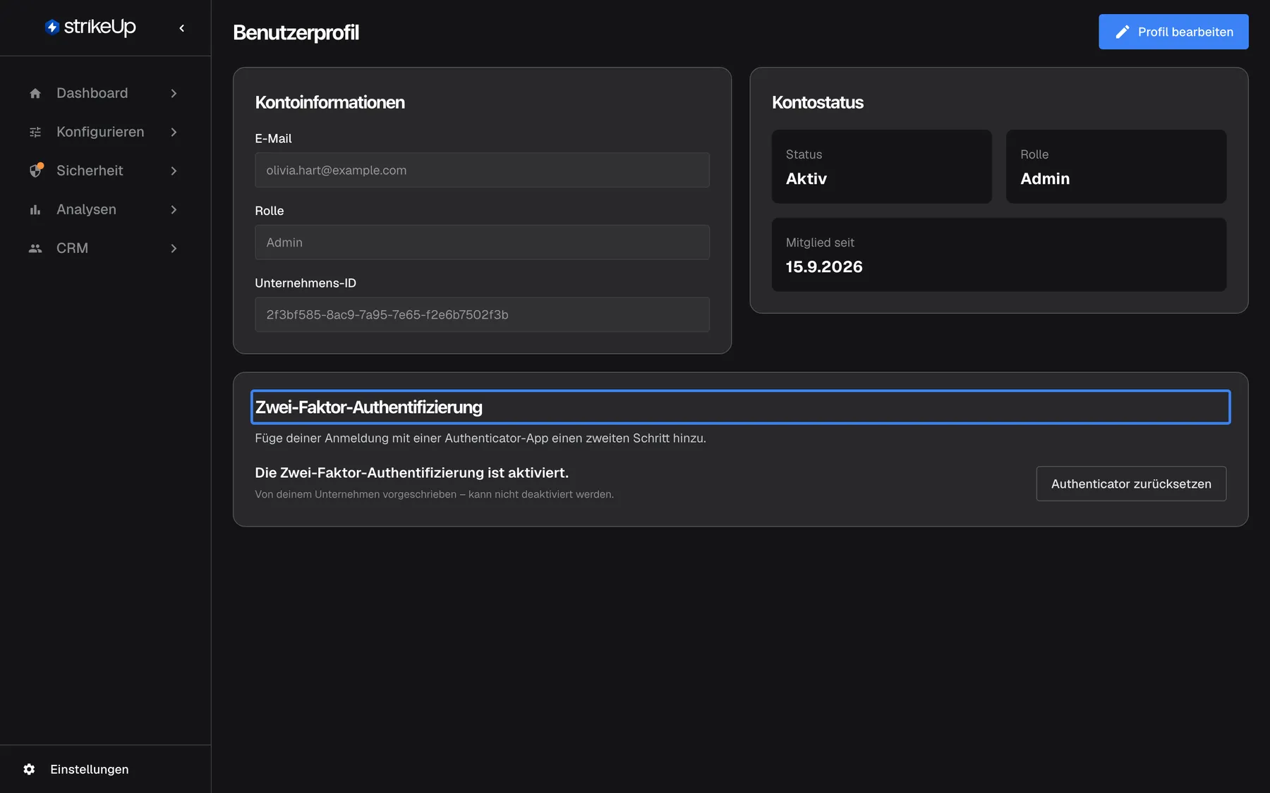 Schritt 4 auf der Seite „Benutzerprofil“ von Olivia Hart (olivia.hart@example.com, Rolle Admin). Die Karte „Zwei-Faktor-Authentifizierung“ unten (Überschrift hervorgehoben) sagt „Füge deiner Anmeldung mit einer Authenticator-App einen zweiten Schritt hinzu.“; der Status lautet „Die Zwei-Faktor-Authentifizierung ist aktiviert.“ mit dem Hinweis „Von deinem Unternehmen vorgeschrieben – kann nicht deaktiviert werden.“ und rechts der Schaltfläche „Authenticator zurücksetzen“. Ohne Zwei-Faktor-Authentifizierung zeigt die Karte stattdessen „2FA aktivieren“. Diese Texte duzen.