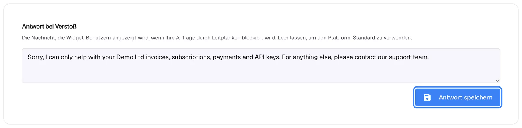 Die Karte „Antwort bei Verstoß“ auf der Seite „Sicherheits-Leitplanken“. Die Beschreibung erklärt, dass Widget-Nutzer diese Nachricht sehen, wenn die Leitplanken ihre Anfrage blockieren, und dass ein leeres Feld den Plattform-Standard verwendet. Das Textfeld enthält die eigene, englische Antwort von Demo Ltd („Sorry, I can only help with your Demo Ltd invoices …“). Die hervorgehobene Schaltfläche „Antwort speichern“ unten rechts speichert sie für alle Widgets.