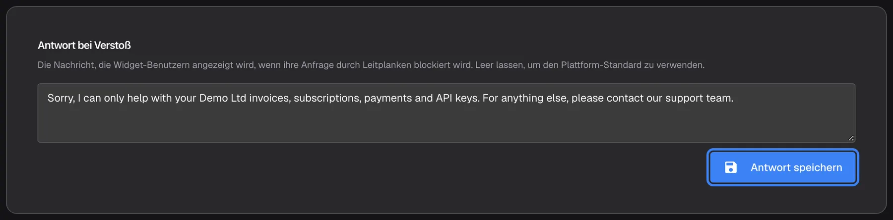 Die Karte „Antwort bei Verstoß“ auf der Seite „Sicherheits-Leitplanken“. Die Beschreibung erklärt, dass Widget-Nutzer diese Nachricht sehen, wenn die Leitplanken ihre Anfrage blockieren, und dass ein leeres Feld den Plattform-Standard verwendet. Das Textfeld enthält die eigene, englische Antwort von Demo Ltd („Sorry, I can only help with your Demo Ltd invoices …“). Die hervorgehobene Schaltfläche „Antwort speichern“ unten rechts speichert sie für alle Widgets.