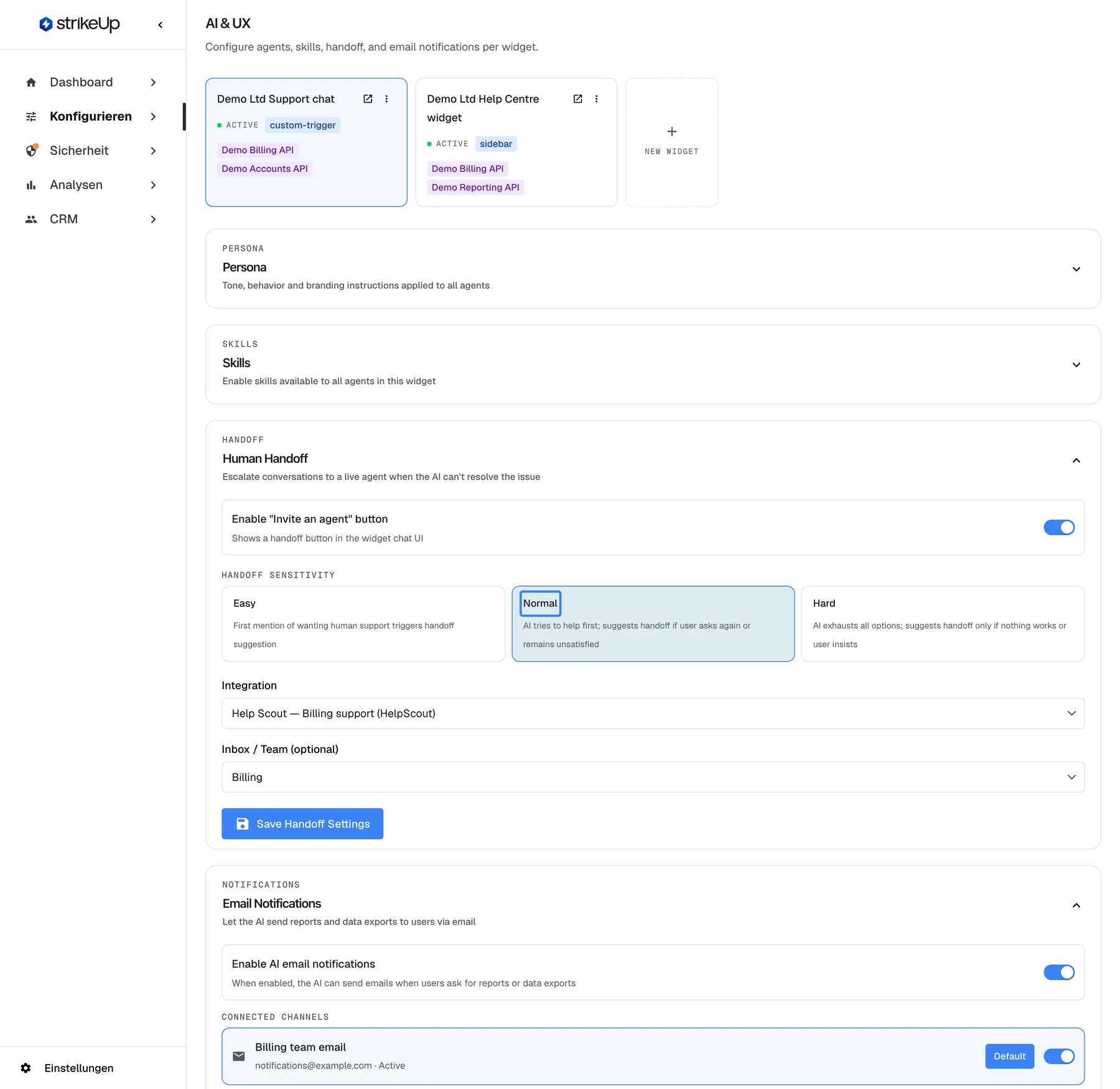 Die Karten „Handoff sensitivity“ im Abschnitt „Human Handoff“ der Seite KI & UX (auf Englisch). „Easy“: „First mention of wanting human support triggers handoff suggestion“. Die hervorgehobene, gewählte Karte „Normal“: „AI tries to help first; suggests handoff if user asks again or remains unsatisfied“. „Hard“: „AI exhausts all options; suggests handoff only if nothing works or user insists“. Die Stufe bestimmt, wann der Assistent die Schaltfläche „Invite an agent“ anbietet; klicken muss der Besucher selbst.