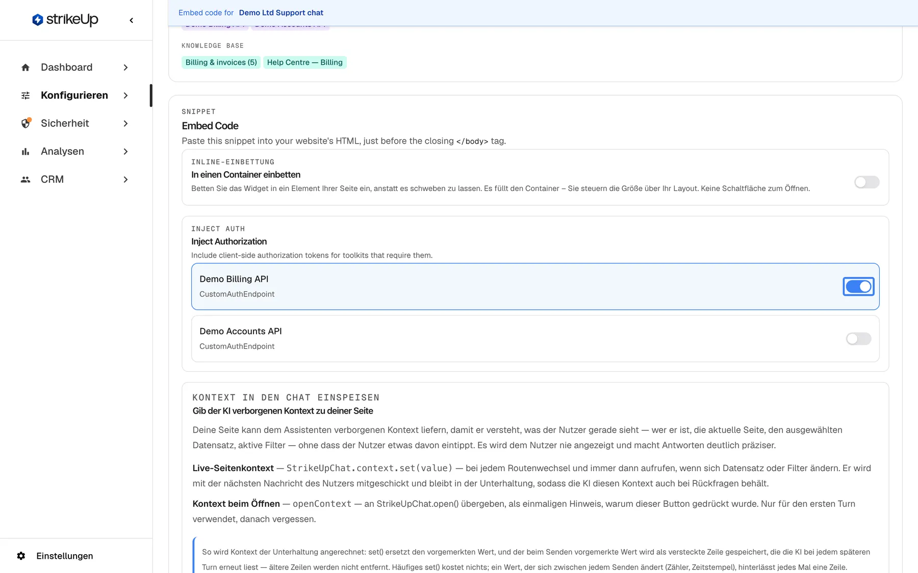 Die Seite Embed zwischen der Inline-Option und dem Kontextbereich. Unter "Inline-Einbettung" ist "In einen Container einbetten" ausgeschaltet. Unter "Inject auth" listet der englisch beschriftete Kasten "Inject Authorization" die Toolkits "Demo Billing API" (CustomAuthEndpoint), dessen hervorgehobener Schalter jetzt eingeschaltet ist, und "Demo Accounts API" (CustomAuthEndpoint) mit ausgeschaltetem Schalter. Ein eingeschaltetes Toolkit ergänzt den Einbettungscode um einen Eintrag serverAuthorizations mit serverId und authData dieses Toolkits; die Auswahl selbst wird nicht gespeichert.