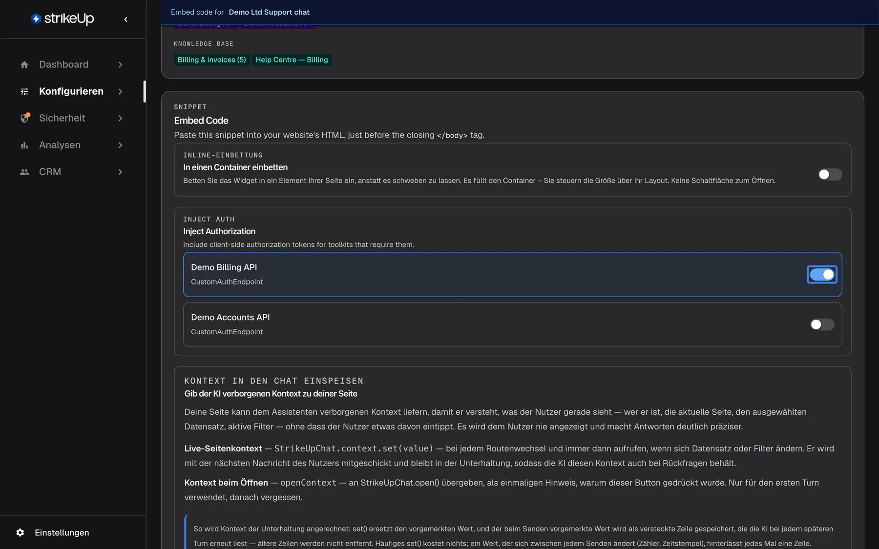 Die Seite Embed zwischen der Inline-Option und dem Kontextbereich. Unter "Inline-Einbettung" ist "In einen Container einbetten" ausgeschaltet. Unter "Inject auth" listet der englisch beschriftete Kasten "Inject Authorization" die Toolkits "Demo Billing API" (CustomAuthEndpoint), dessen hervorgehobener Schalter jetzt eingeschaltet ist, und "Demo Accounts API" (CustomAuthEndpoint) mit ausgeschaltetem Schalter. Ein eingeschaltetes Toolkit ergänzt den Einbettungscode um einen Eintrag serverAuthorizations mit serverId und authData dieses Toolkits; die Auswahl selbst wird nicht gespeichert.