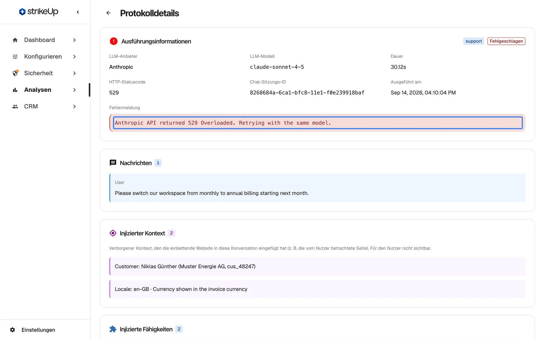 Die Seite „Protokolldetails“ einer fehlgeschlagenen KI-Aktion. Die Karte „Ausführungsinformationen“ trägt eine rote Fehlermarkierung und nennt „LLM-Anbieter“ Anthropic, „LLM-Modell“ claude-sonnet-4-5, eine Dauer von etwa 30 Sekunden und „HTTP-Statuscode“ 529. Die hervorgehobene, vom Anbieter stammende englische Fehlermeldung lautet „Anthropic API returned 529 Overloaded. Retrying with the same model.“ Dieselbe Gesprächsrunde enthält einen erfolgreichen zweiten Versuch, der Kunde erhielt also trotzdem eine Antwort.