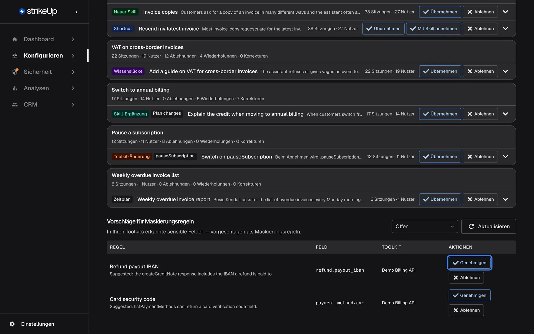 Der untere Teil der Seite Vorschläge mit "Vorschläge für Maskierungsregeln" ("In Ihren Toolkits erkannte sensible Felder — vorgeschlagen als Maskierungsregeln."), einem Statusfilter und "Aktualisieren". Die Tabelle hat die Spalten Regel, Feld, Toolkit und Aktionen. "Refund payout IBAN" (Feld refund.payout_iban, Demo Billing API) und "Card security code" (Feld payment_method.cvc, Demo Billing API) haben jeweils "Genehmigen" und "Ablehnen"; das erste "Genehmigen" ist hervorgehoben. Genehmigen macht den Vorschlag zu einer aktiven Maskierungsregel.