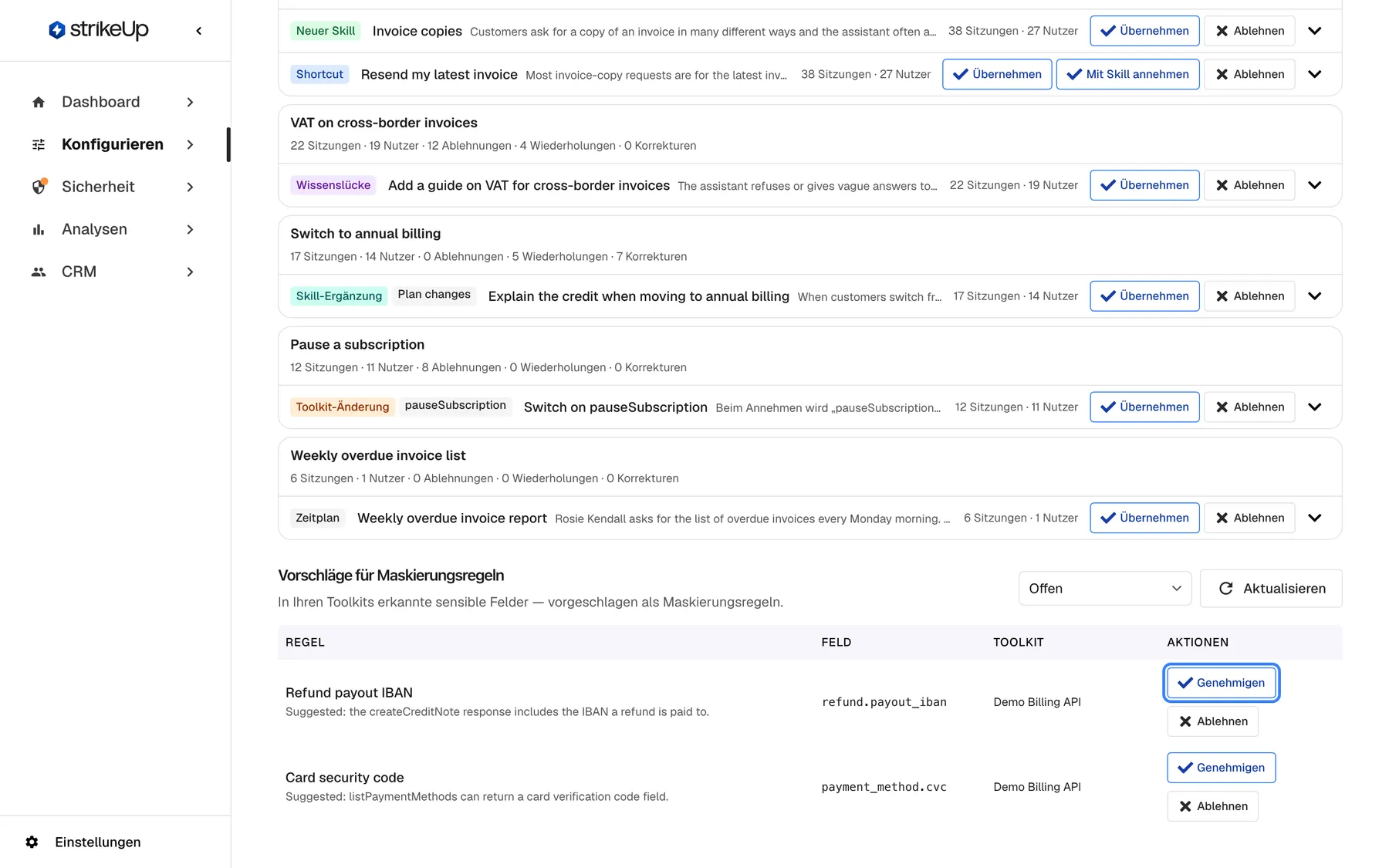 Der untere Teil der Seite Vorschläge mit "Vorschläge für Maskierungsregeln" ("In Ihren Toolkits erkannte sensible Felder — vorgeschlagen als Maskierungsregeln."), einem Statusfilter und "Aktualisieren". Die Tabelle hat die Spalten Regel, Feld, Toolkit und Aktionen. "Refund payout IBAN" (Feld refund.payout_iban, Demo Billing API) und "Card security code" (Feld payment_method.cvc, Demo Billing API) haben jeweils "Genehmigen" und "Ablehnen"; das erste "Genehmigen" ist hervorgehoben. Genehmigen macht den Vorschlag zu einer aktiven Maskierungsregel.