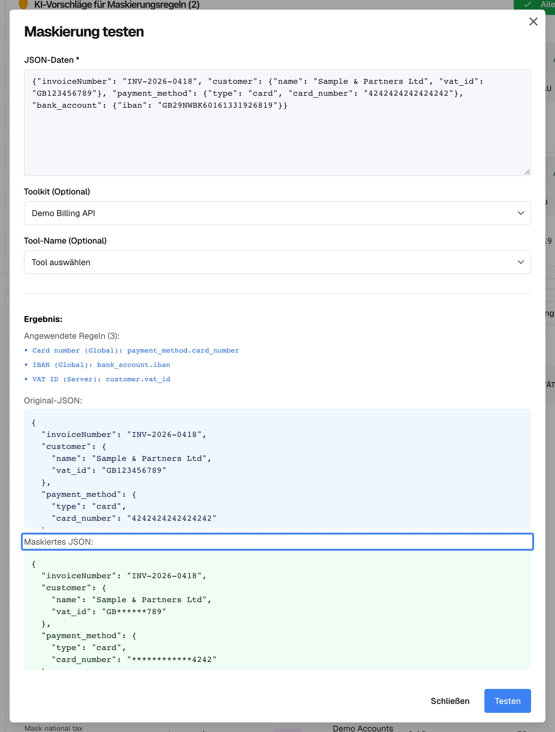 Der Dialog „Maskierung testen“ nach einem Testlauf mit „Toolkit (Optional)“ auf Demo Billing API. Unter „Ergebnis:“ nennt „Angewendete Regeln (3):“ die Regeln Card number (Global), IBAN (Global) und VAT ID (Server). „Original-JSON:“ zeigt eine Beispiel-Rechnungsantwort für Sample & Partners Ltd mit vollständiger USt-IdNr. und Kartennummer. Der hervorgehobene Block „Maskiertes JSON:“ zeigt dieselbe Antwort so, wie der Assistent sie erhält: USt-IdNr. GB******789 und Kartennummer ************4242; die Rechnungsnummer bleibt unverändert. Beide Blöcke lassen sich scrollen und zeigen weiter unten die IBAN. Unten stehen „Schließen“ und „Testen“.
