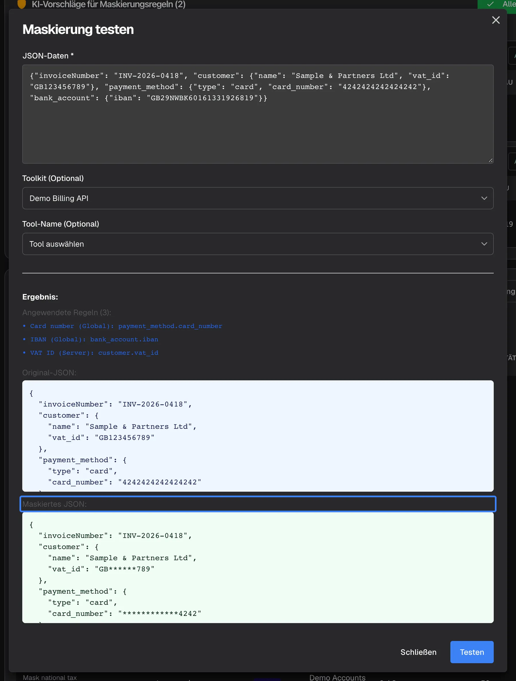 Der Dialog „Maskierung testen“ nach einem Testlauf mit „Toolkit (Optional)“ auf Demo Billing API. Unter „Ergebnis:“ nennt „Angewendete Regeln (3):“ die Regeln Card number (Global), IBAN (Global) und VAT ID (Server). „Original-JSON:“ zeigt eine Beispiel-Rechnungsantwort für Sample & Partners Ltd mit vollständiger USt-IdNr. und Kartennummer. Der hervorgehobene Block „Maskiertes JSON:“ zeigt dieselbe Antwort so, wie der Assistent sie erhält: USt-IdNr. GB******789 und Kartennummer ************4242; die Rechnungsnummer bleibt unverändert. Beide Blöcke lassen sich scrollen und zeigen weiter unten die IBAN. Unten stehen „Schließen“ und „Testen“.
