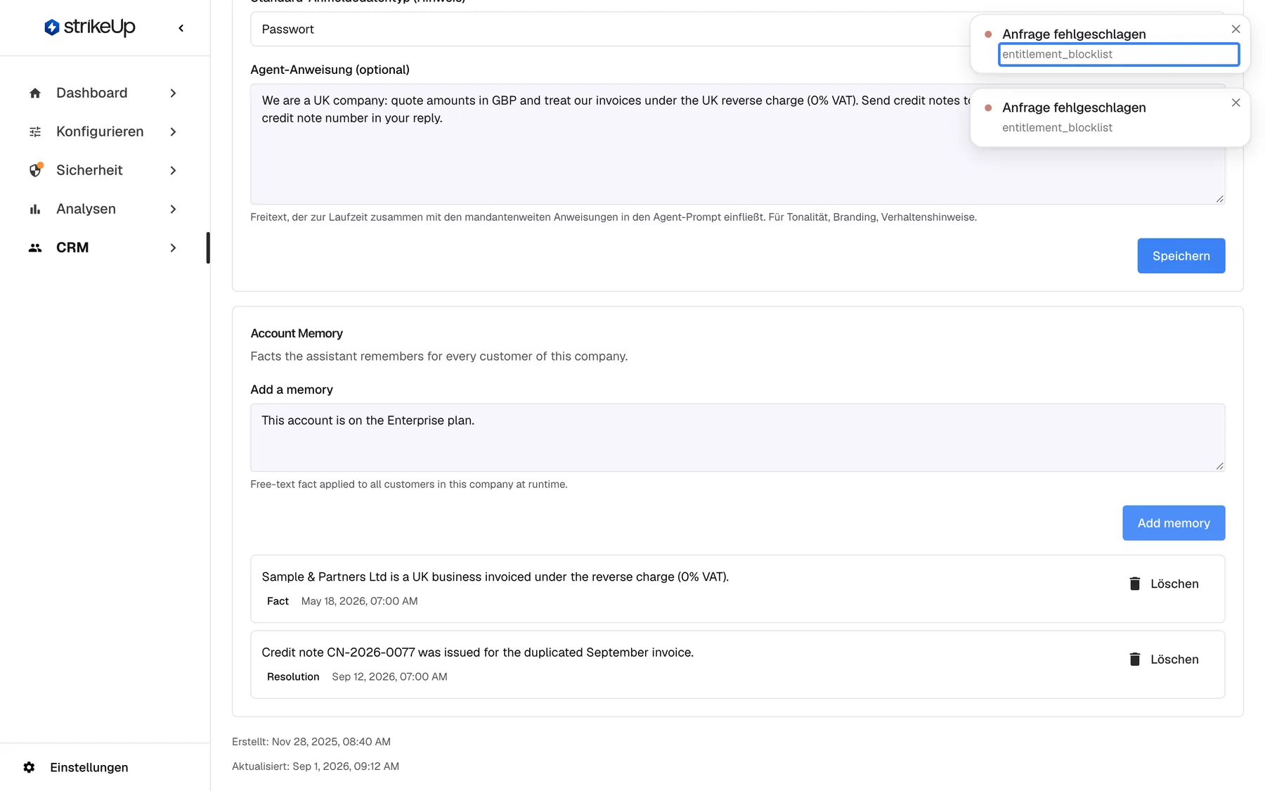 Die Karte „Account Memory“ von „Sample & Partners Ltd“ nach dem Versuch, „This account is on the Enterprise plan.“ hinzuzufügen – das Beispiel aus dem Platzhalter. Oben rechts erscheinen zwei gleiche Fehlermeldungen mit dem Titel „Anfrage fehlgeschlagen“ und der Beschreibung „entitlement_blocklist“; die erste Beschreibung ist hervorgehoben. Der Text bleibt im Feld „Add a memory“, die Liste bleibt unverändert, weil Notizen über Tarife, Stufen oder Berechtigungen abgelehnt werden.