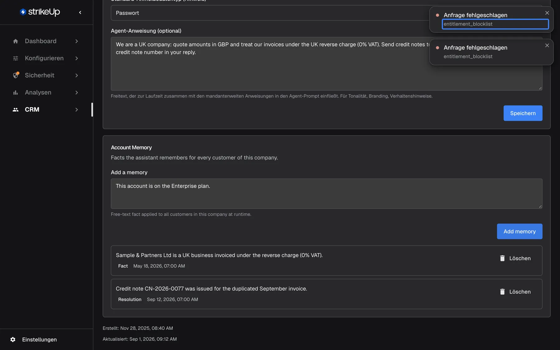 Die Karte „Account Memory“ von „Sample & Partners Ltd“ nach dem Versuch, „This account is on the Enterprise plan.“ hinzuzufügen – das Beispiel aus dem Platzhalter. Oben rechts erscheinen zwei gleiche Fehlermeldungen mit dem Titel „Anfrage fehlgeschlagen“ und der Beschreibung „entitlement_blocklist“; die erste Beschreibung ist hervorgehoben. Der Text bleibt im Feld „Add a memory“, die Liste bleibt unverändert, weil Notizen über Tarife, Stufen oder Berechtigungen abgelehnt werden.