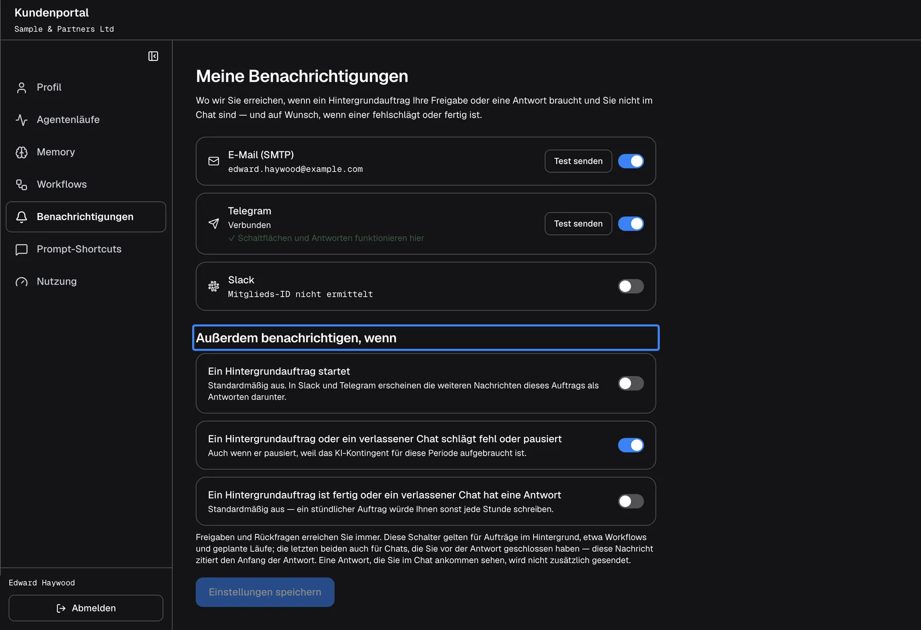 Die Seite Benachrichtigungen im Kundenportal aus Sicht einer Person Ihres Kunden (Mitglied), mit "Meine Benachrichtigungen". E-Mail (SMTP) ist an für edward.haywood@example.com, Telegram ist "Verbunden" mit "✓ Schaltflächen und Antworten funktionieren hier", Slack wird angeboten, ist aber aus. Unter der hervorgehobenen Überschrift "Außerdem benachrichtigen, wenn" ist "Ein Hintergrundauftrag startet" aus, "Ein Hintergrundauftrag oder ein verlassener Chat schlägt fehl oder pausiert" an und "Ein Hintergrundauftrag ist fertig oder ein verlassener Chat hat eine Antwort" aus. Unten steht "Einstellungen speichern".