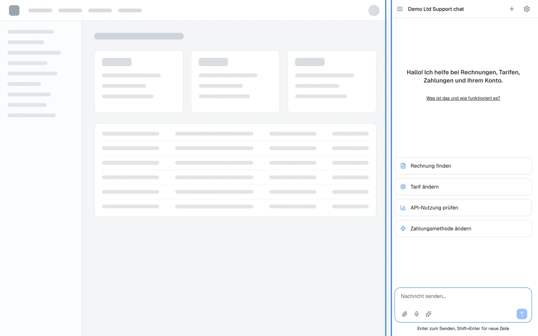 Der Anzeigetyp Panel auf einer neutralen Beispiel-Web-App. Das Widget ist immer als Bereich in voller Höhe rechts geöffnet, und der Seiteninhalt ist nach links gerückt, statt verdeckt zu werden: Die drei Karten und die Tabelle sind schmaler. Eine Startschaltfläche gibt es nicht. Der Bereich zeigt "Demo Ltd Support chat", den Willkommenstext, die Schnellstart-Karten "Rechnung finden", "Tarif ändern", "API-Nutzung prüfen" und "Zahlungsmethode ändern" sowie das Eingabefeld. Der hervorgehobene Streifen am linken Rand des Bereichs ist der Ziehgriff, mit dem Besucher die Breite ändern.