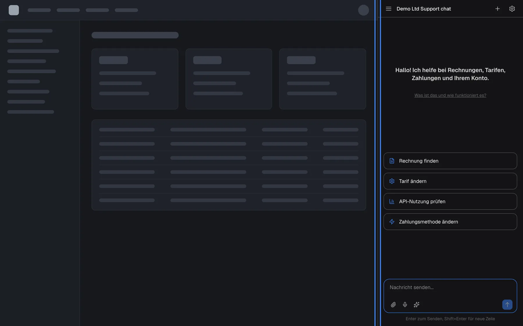 Der Anzeigetyp Panel auf einer neutralen Beispiel-Web-App. Das Widget ist immer als Bereich in voller Höhe rechts geöffnet, und der Seiteninhalt ist nach links gerückt, statt verdeckt zu werden: Die drei Karten und die Tabelle sind schmaler. Eine Startschaltfläche gibt es nicht. Der Bereich zeigt "Demo Ltd Support chat", den Willkommenstext, die Schnellstart-Karten "Rechnung finden", "Tarif ändern", "API-Nutzung prüfen" und "Zahlungsmethode ändern" sowie das Eingabefeld. Der hervorgehobene Streifen am linken Rand des Bereichs ist der Ziehgriff, mit dem Besucher die Breite ändern.